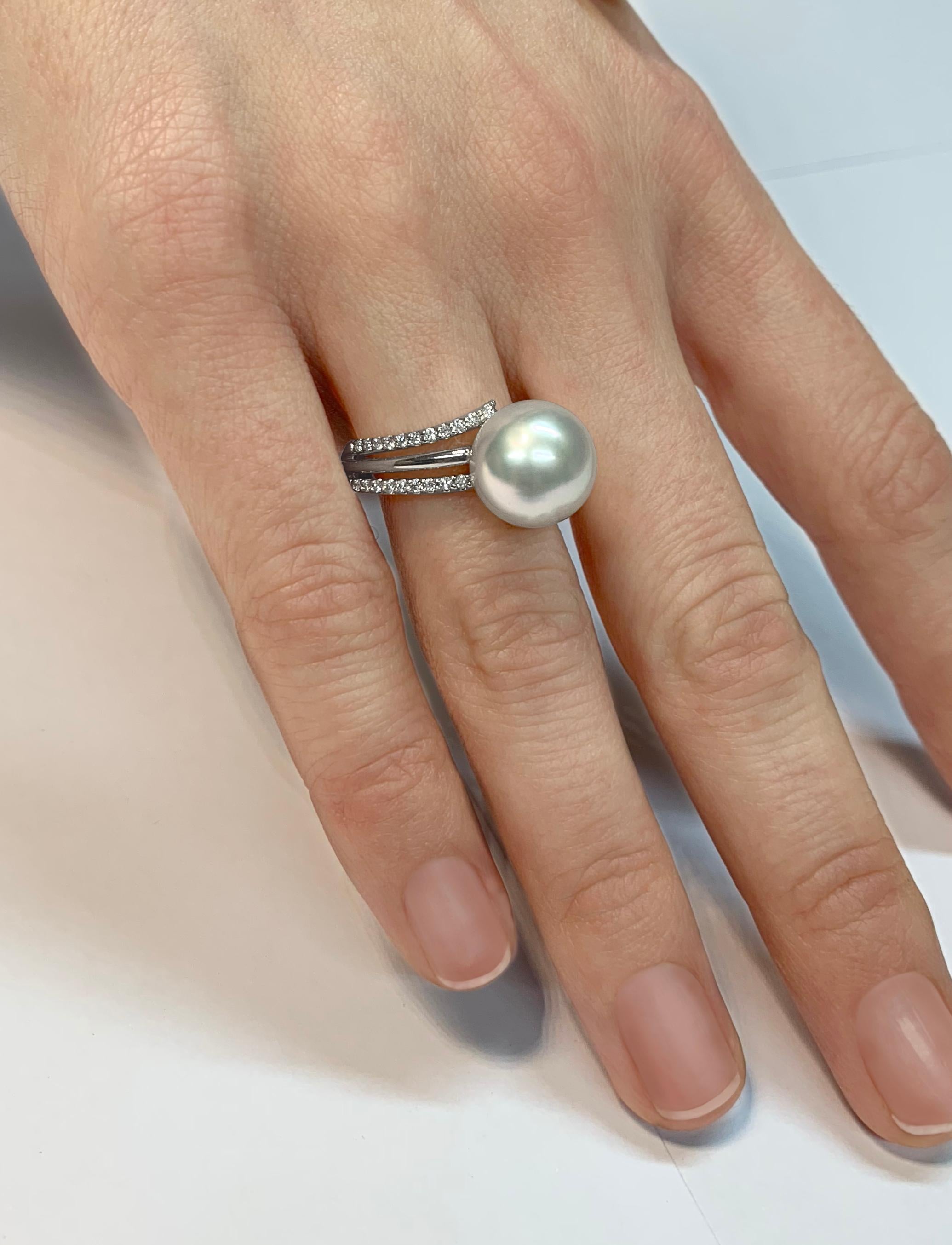 This contemporary ring by Yoko London features a lustrous South Sea pearl at the forefront of its design. The lustre of the pearl is perfectly complimented by diamond shoulders and an 18 Karat white gold setting. The perfect ring for any occasion,