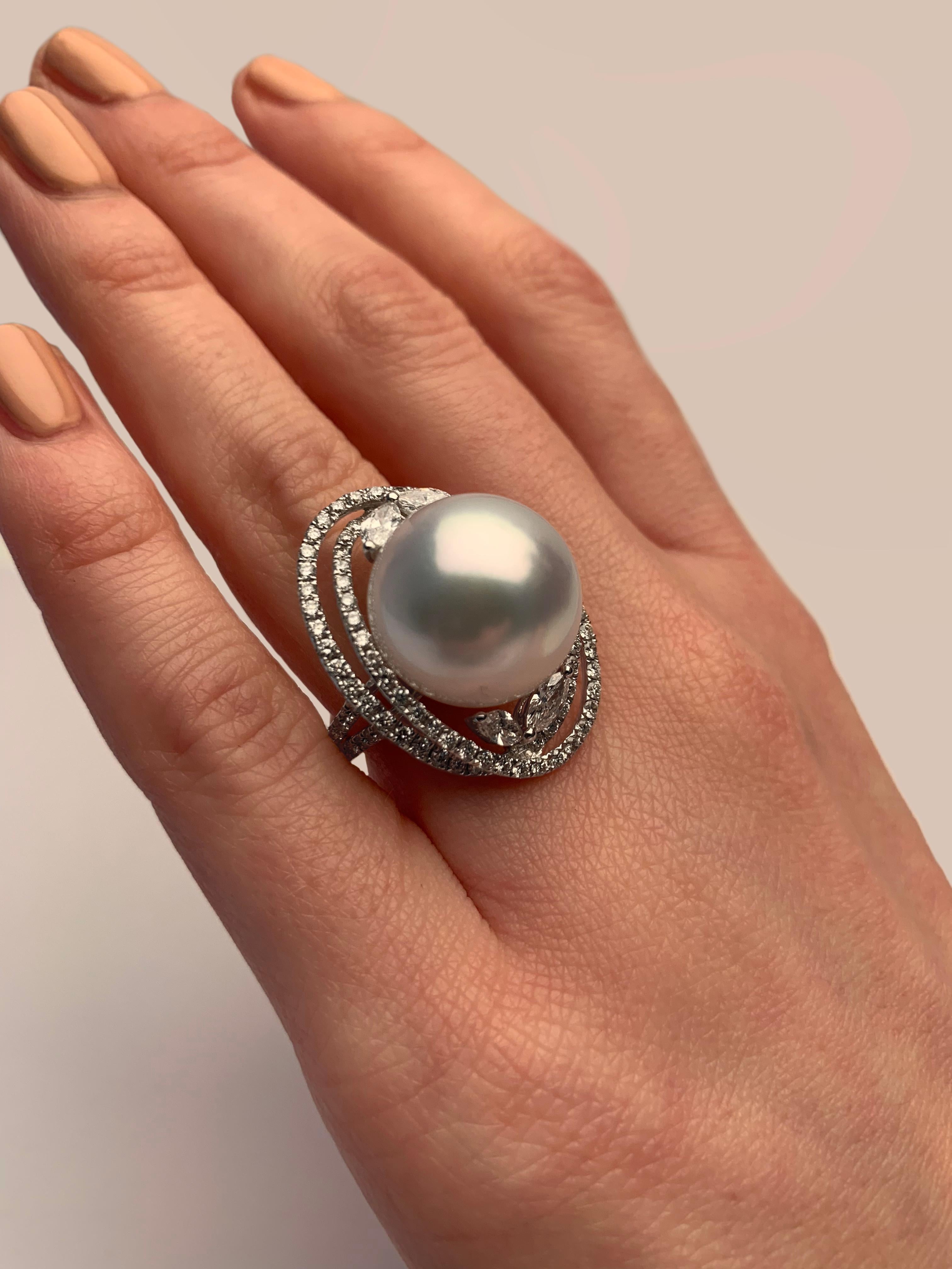 Dieser elegante Ring von Yoko London besticht durch eine edle Südseeperle, die in ein kunstvolles Arrangement aus runden und marquise geschliffenen Diamanten eingefasst ist. Dieser wunderschöne Ring ist in 18 Karat Weißgold gefasst, um den Glanz der