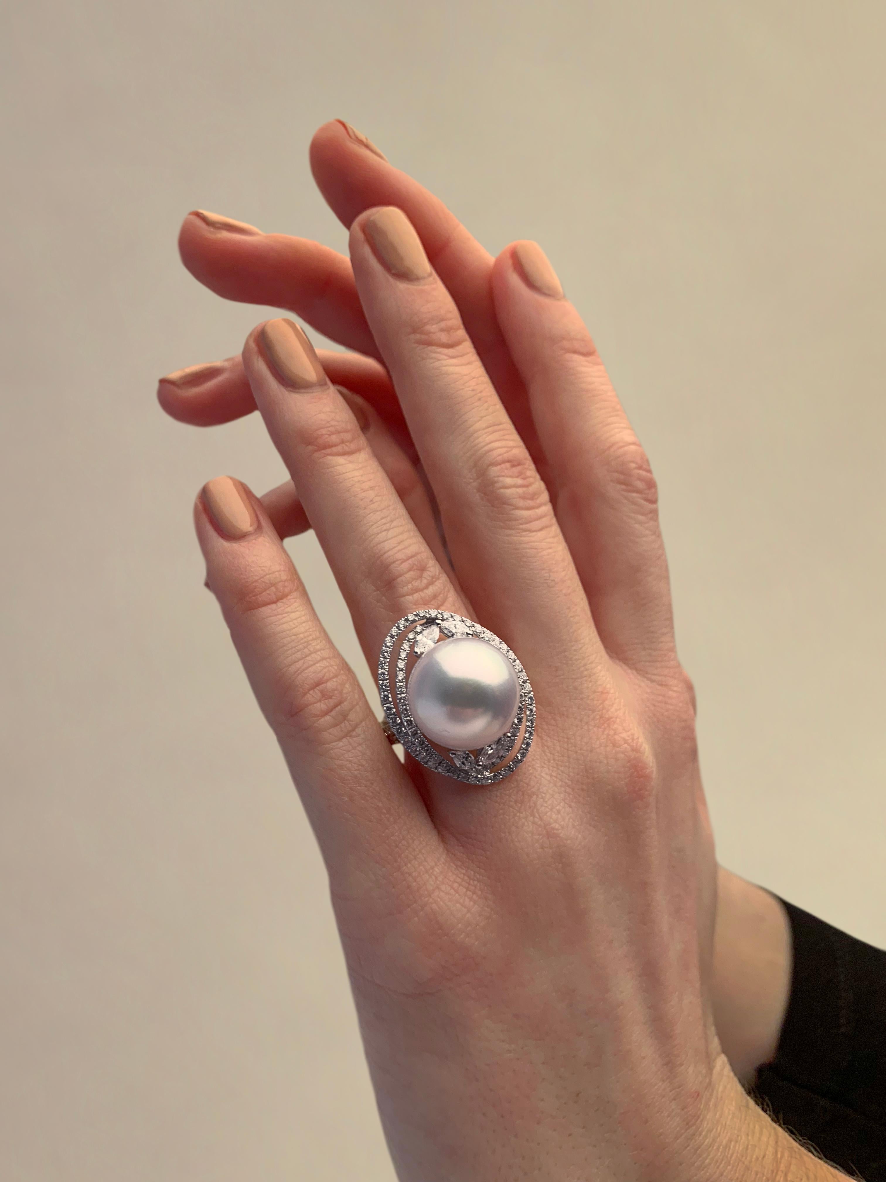 Yoko London Anillo de Diamantes y Perlas del Mar del Sur en Oro Blanco de 18 Kilates Moderno en venta