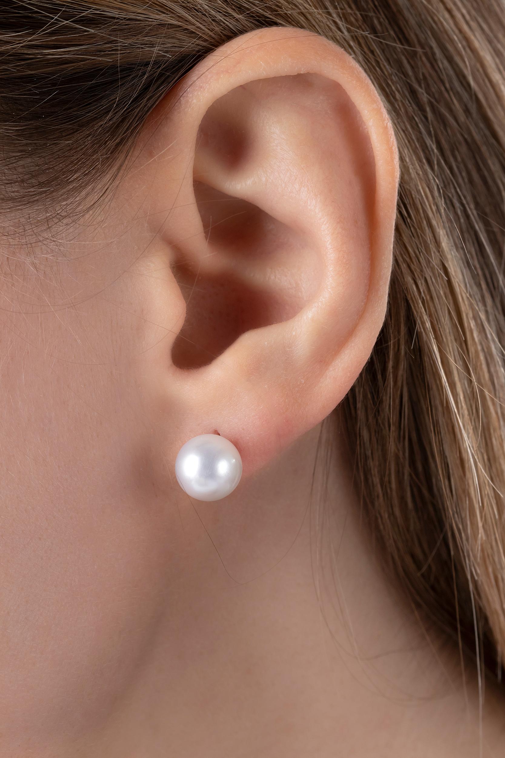The cool silver hue of South Sea pearls have enticed jewellery wearers for decades, adding a touch of understated elegance to any outfit. 
The most luxurious of white cultured pearls, these South Sea pearls have been hand selected for their deep