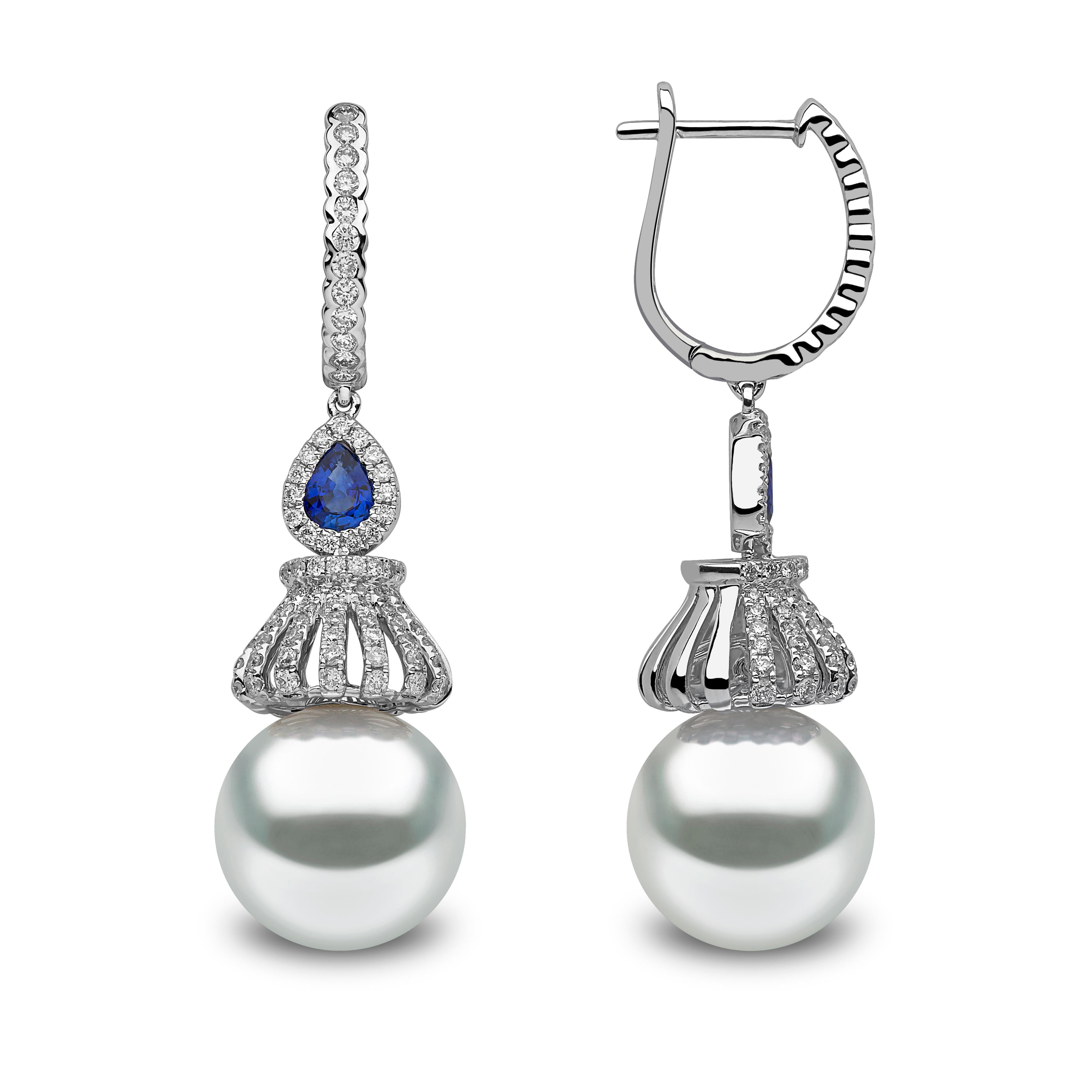 Questi eleganti orecchini in oro bianco 18 ct sono caratterizzati da perle dei mari del sud di alta qualità, sotto un'ipnotica combinazione di diamanti e di  zaffiri taglio pera. Questi orecchini unici aggiungeranno un tocco di colore a qualsiasi