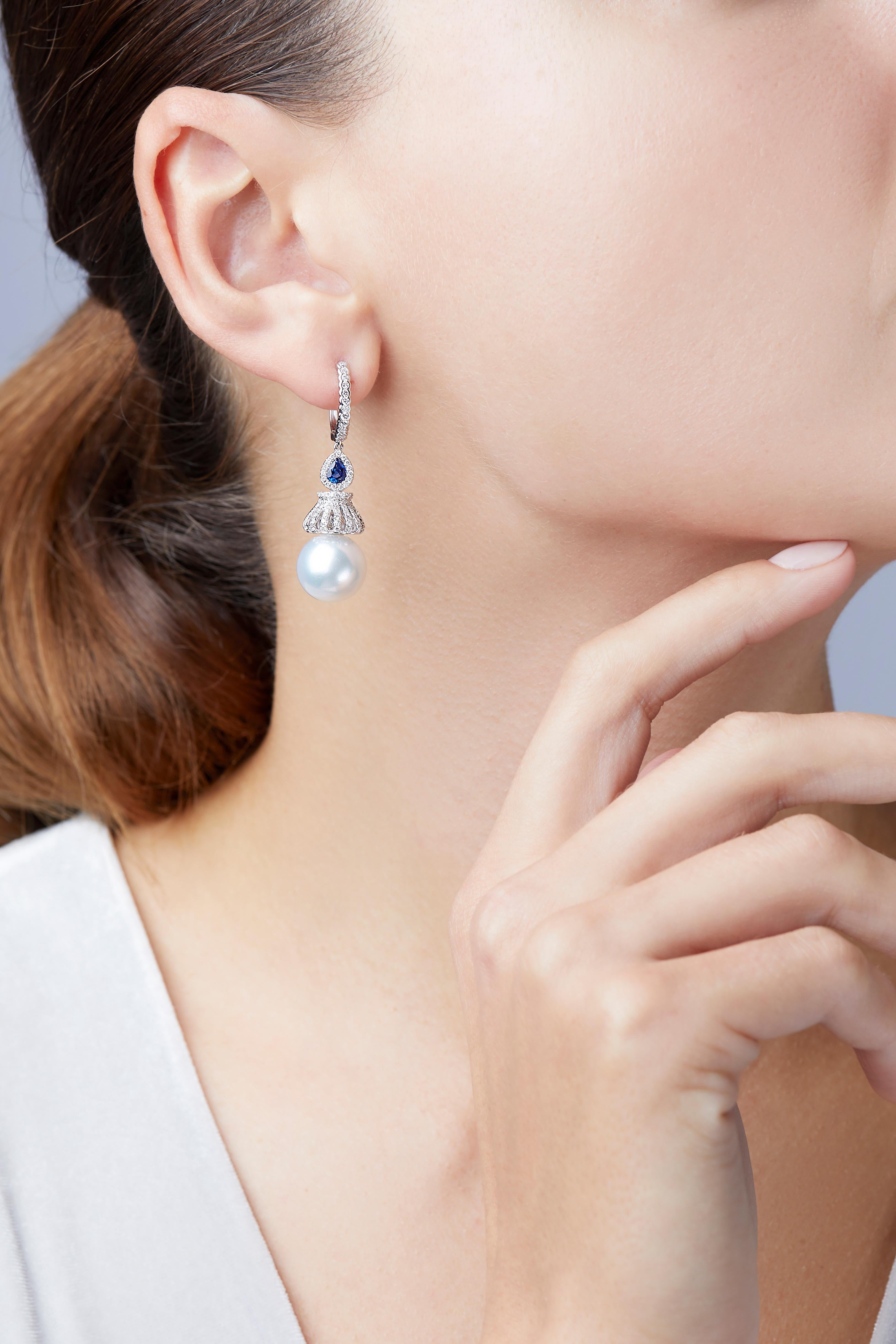 Moderne Yoko London Boucles d'oreilles en or blanc 18 carats avec perles des mers du Sud, diamants et saphirs en vente