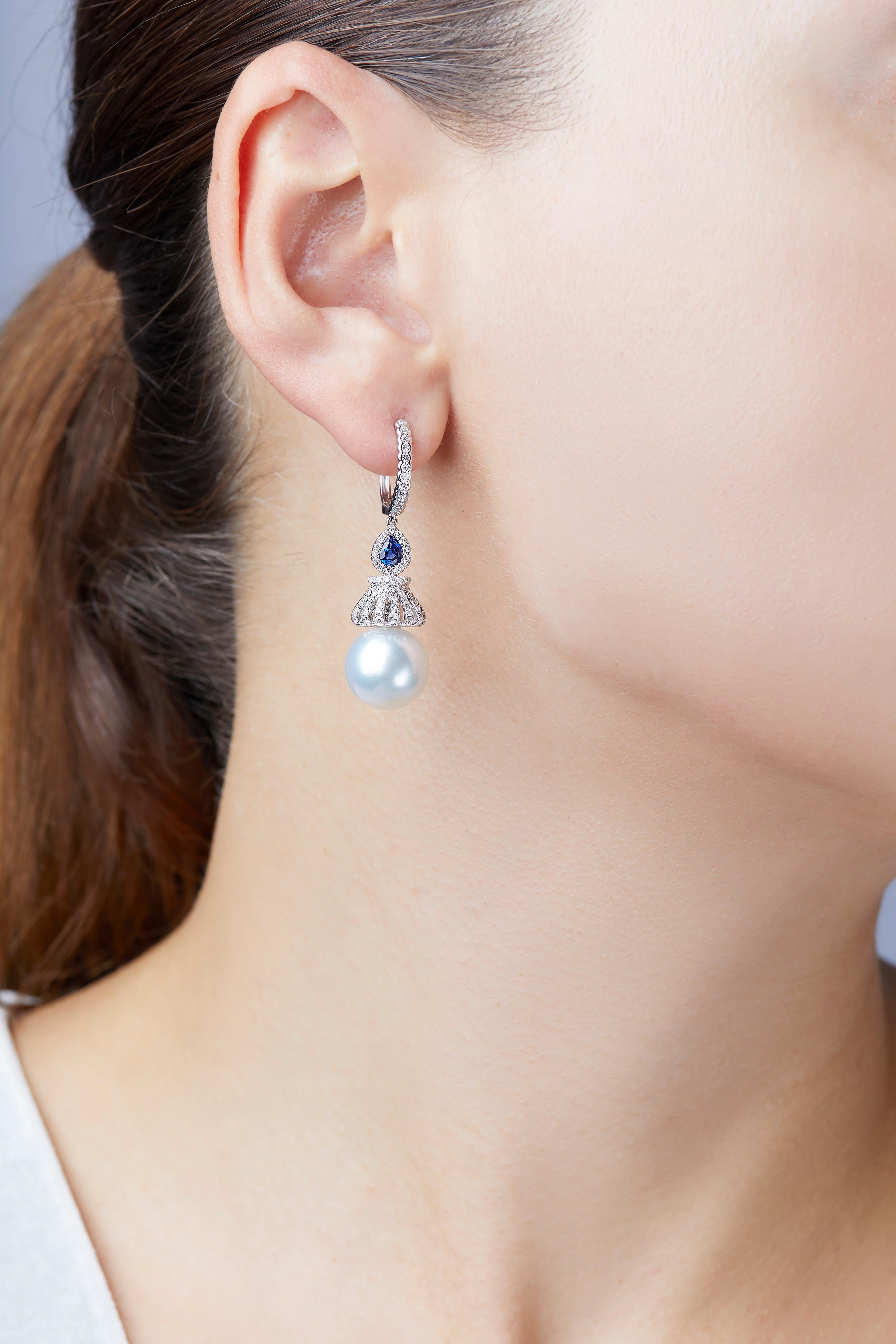 Taille brillant Yoko London Boucles d'oreilles en or blanc 18 carats avec perles des mers du Sud, diamants et saphirs en vente