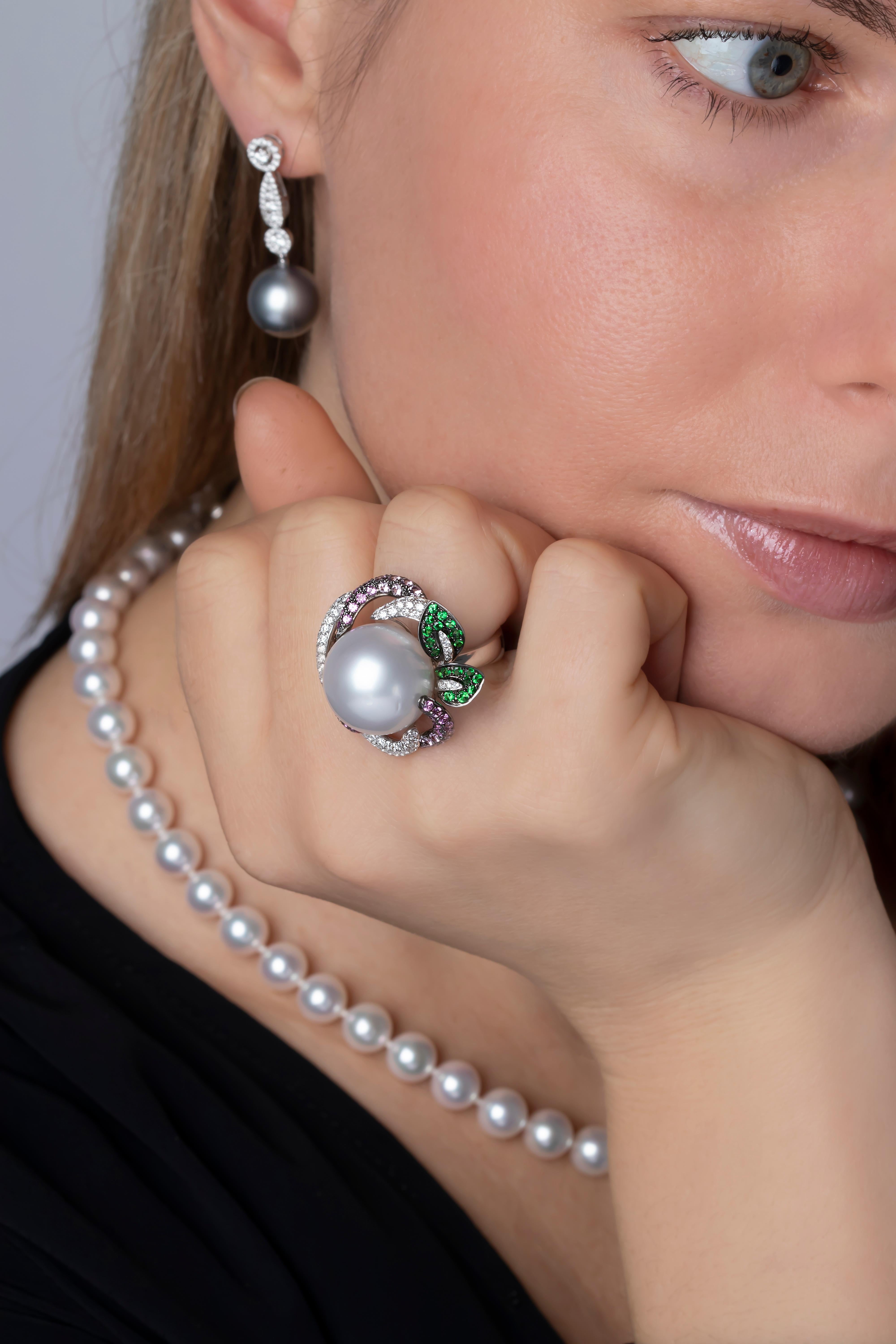 This show-stopping ring by Yoko London features a lustrous South Sea pearl set in the centre of petals comprised of diamonds, pink sapphires and Tsavorite garnets. The vivid colours of the gemstones featured in this ring provide a striking contrast