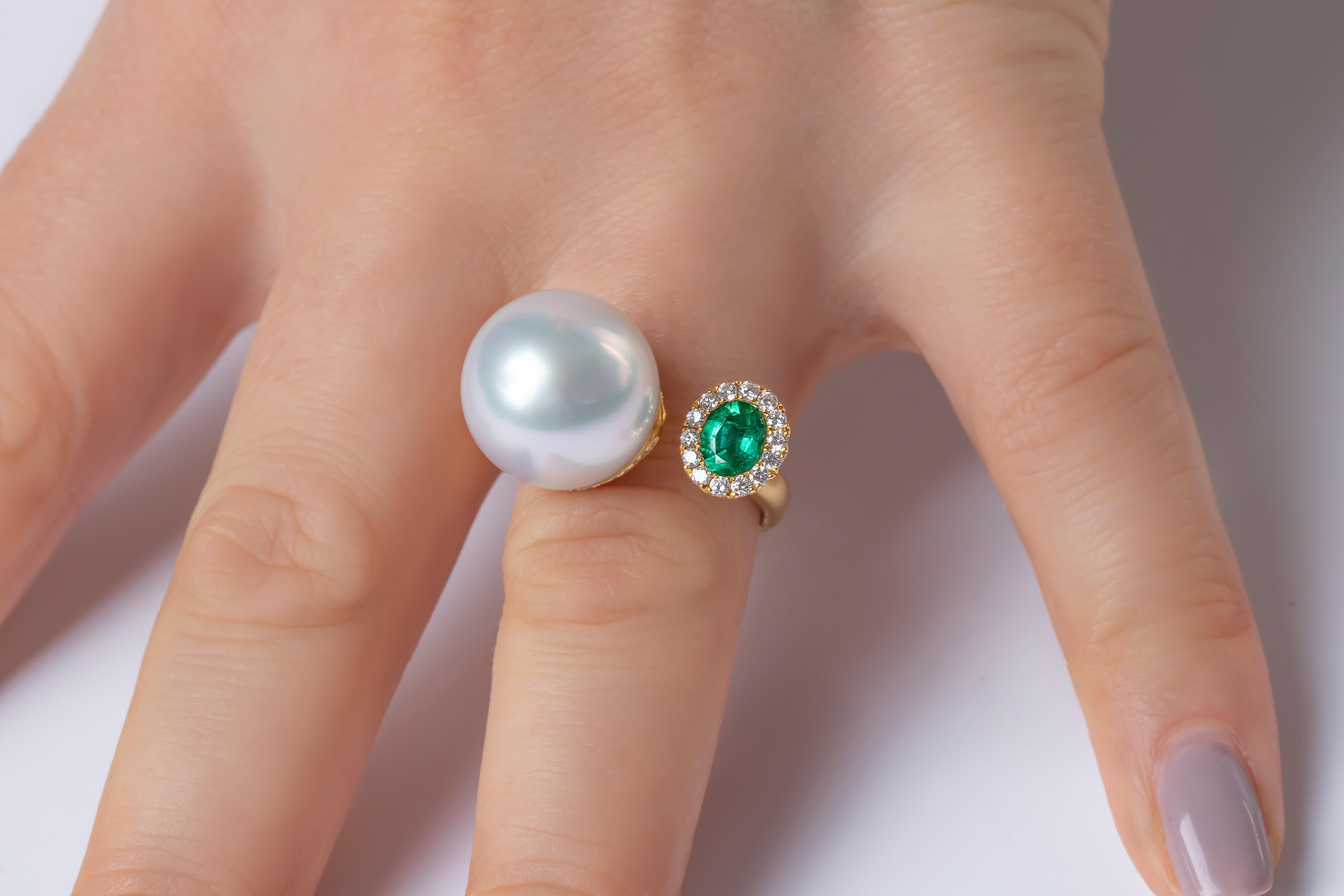 This elegant ring by Yoko London features a lustrous 14.5mm South Sea pearl, perfectly accentuated by an Emerald with a diamond halo. A contemporary design combined with classic gemstones make for an alluring ring that will add a touch of