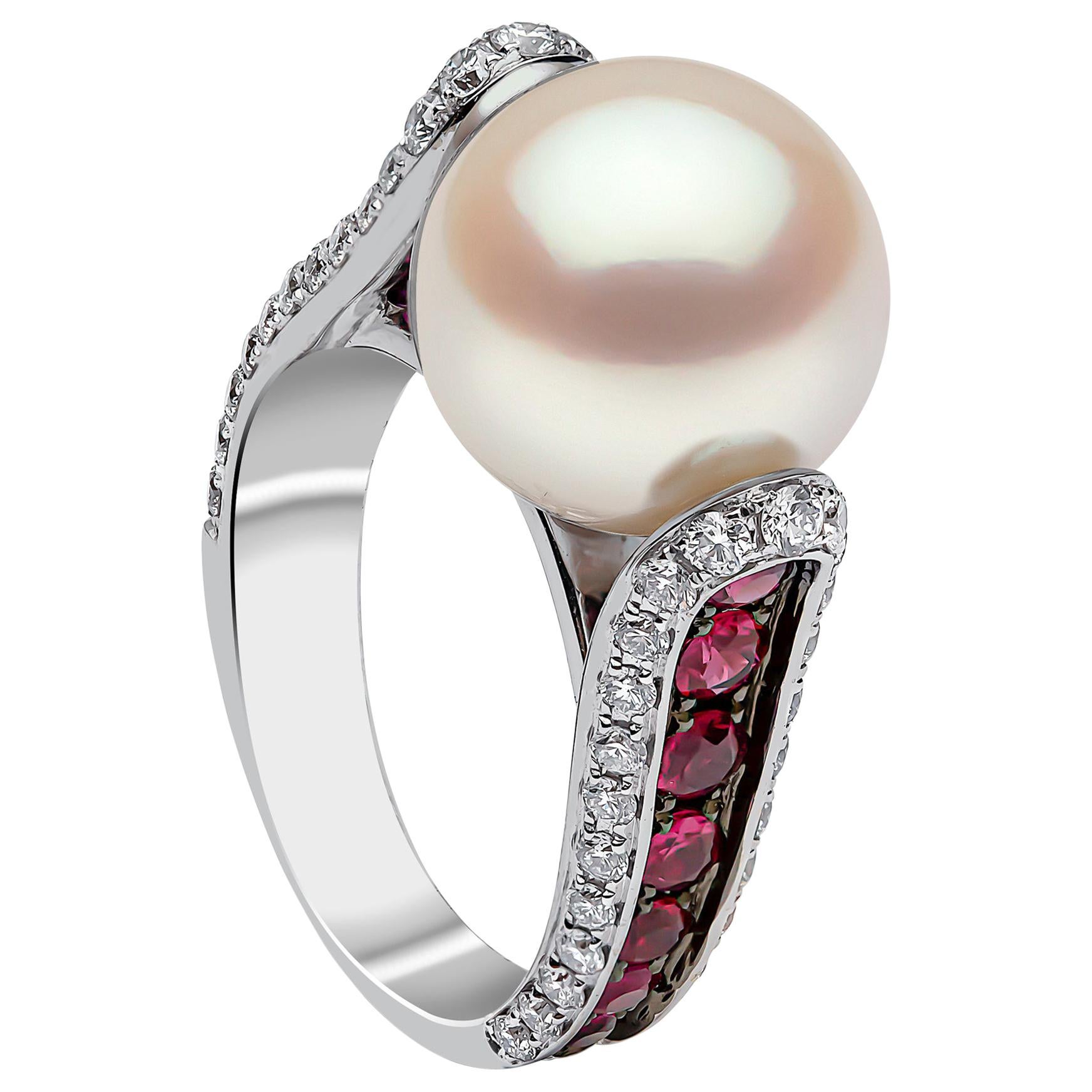 Bague Yoko London en or blanc 18 carats, perles des mers du Sud, rubis et diamants