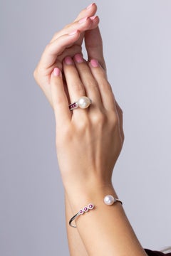 Bague Yoko London en or blanc 18 carats, perles des mers du Sud, rubis et diamants