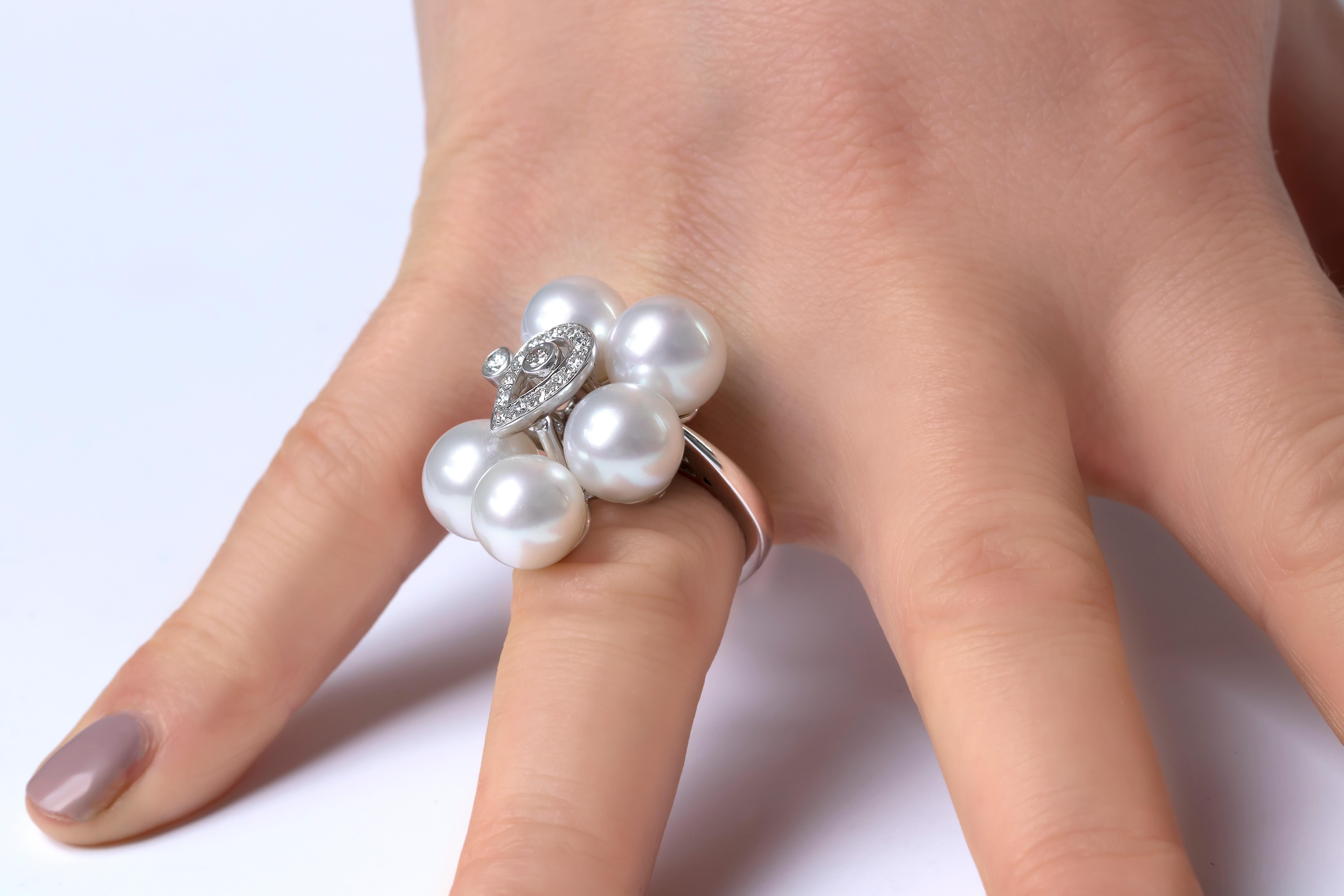 This contemporary ring by Yoko London features five lustrous South Sea pearl rings, surrounding an elegant arrangement of diamonds. Modern and stylish, this ring will make a statement whenever and however it is styled.  
-9.5-10mm South Sea Pearls