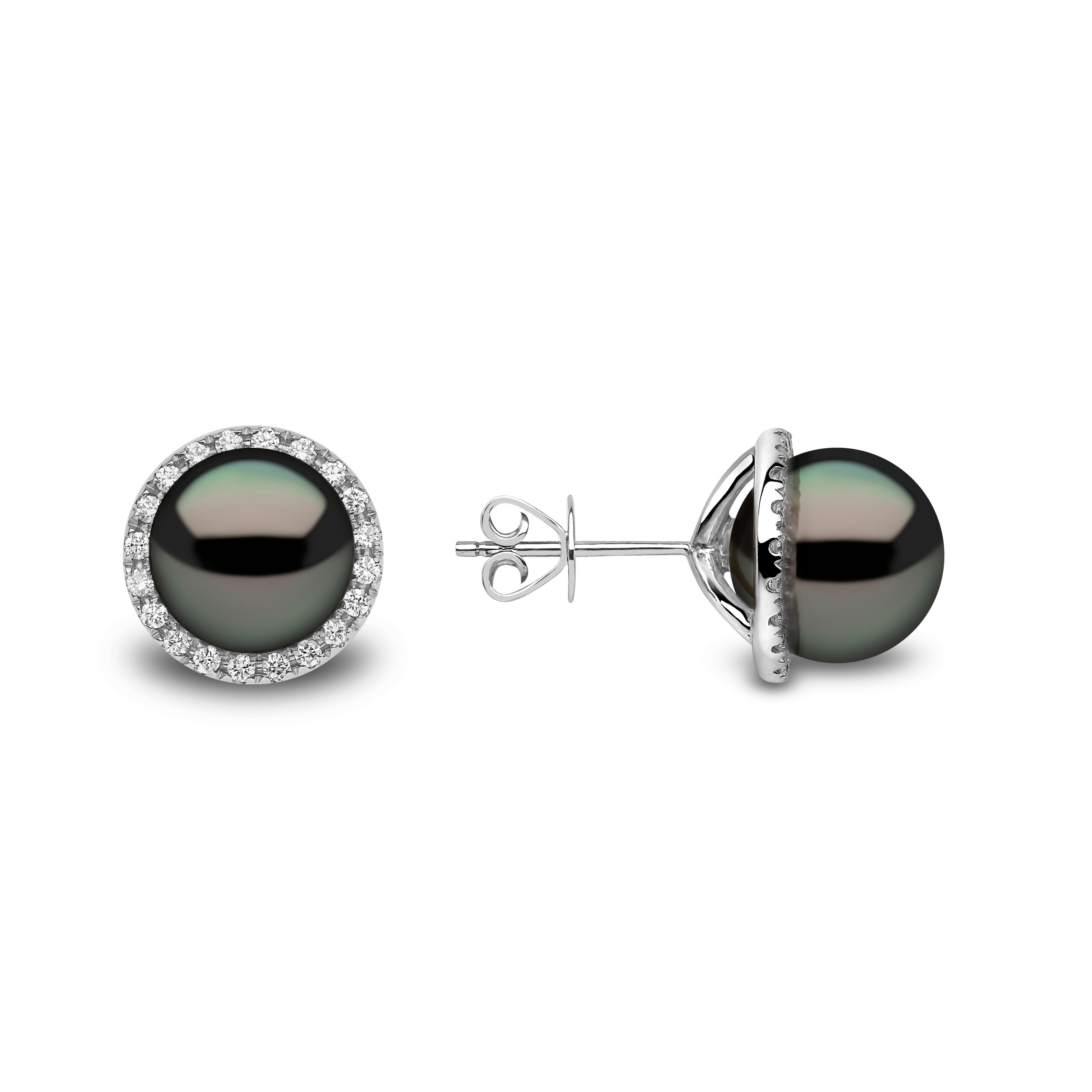 Diese auffälligen Ohrringe von Yoko London sind mit Tahiti-Perlen besetzt, die einem ansonsten klassischen Design eine moderne Note verleihen. Diese eleganten Ohrringe wurden in unserem Londoner Atelier makellos gefertigt und lassen sich sowohl mit