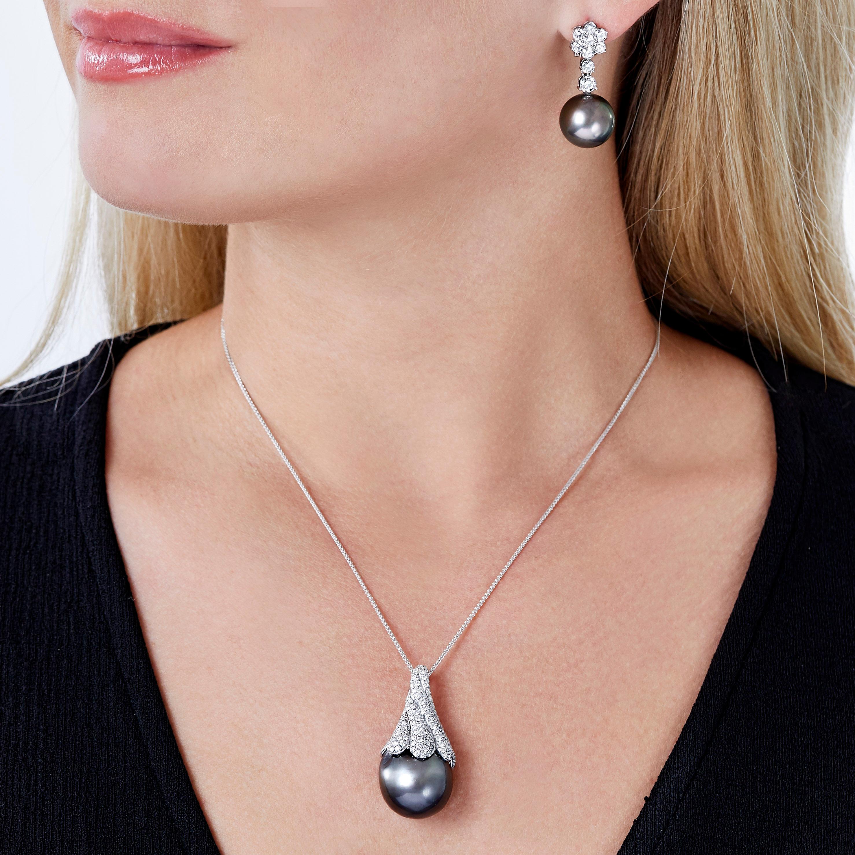 This unique pendant by Yoko London features a spectacular 17.8mm Tahitian pearl beneath 1.66cts of diamonds. This striking pendant will make a statement each and every time it is worn. 
- 17.8mm Tahitian Pearl 
- 1.66cts of diamonds
- 18K white