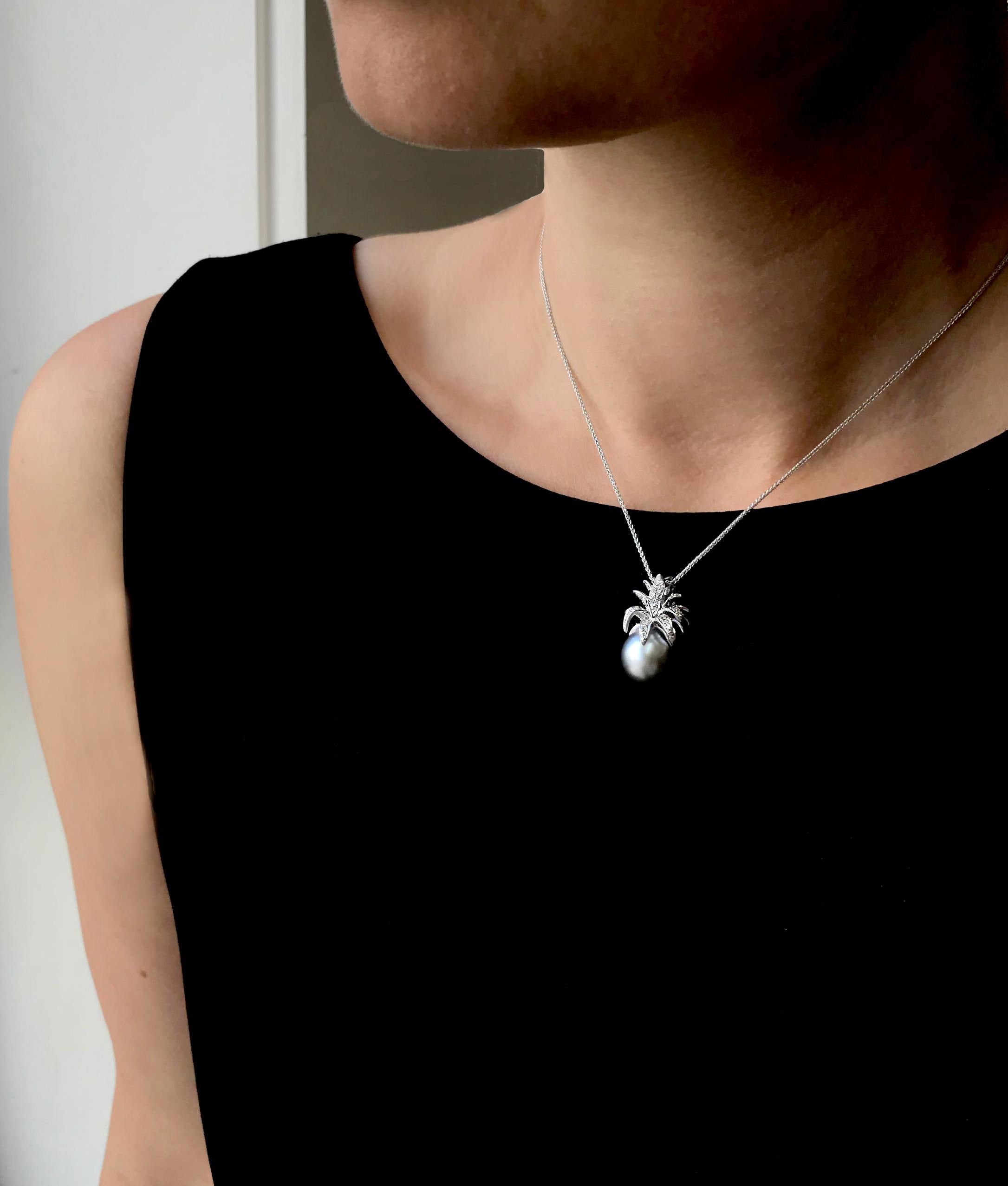This fun pendant by Yoko London, features a Cool Grey Tahitian Pearl at its base which functions in the design as the Pineapple 