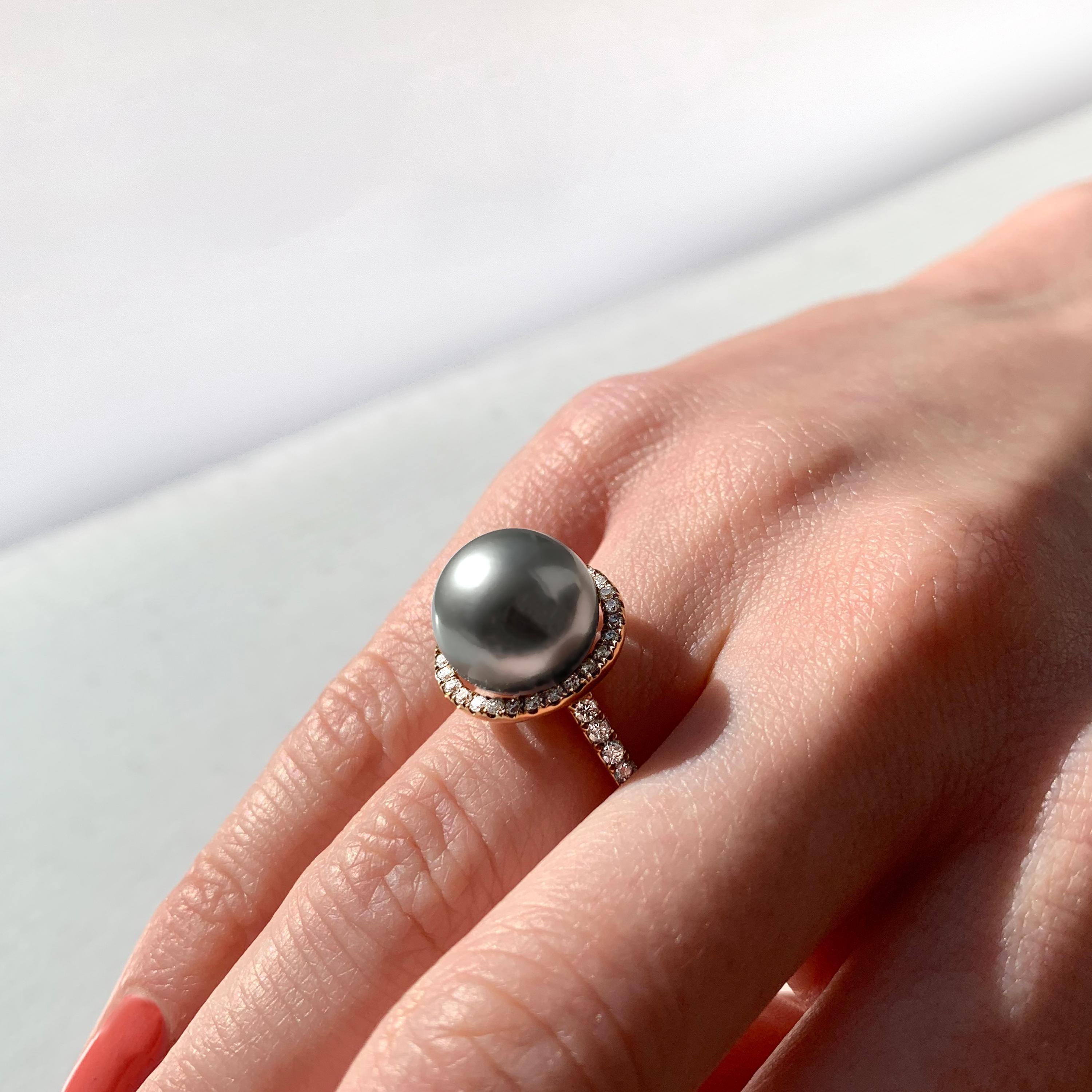 This striking ring by Yoko London features an exceptional silver Tahitian pearl at is centre, surrounded by a delicate halo of diamonds. Set in 18 Karat Rose gold to provide a unique, but elegant contrast to the colour of the Tahitian pearl, this