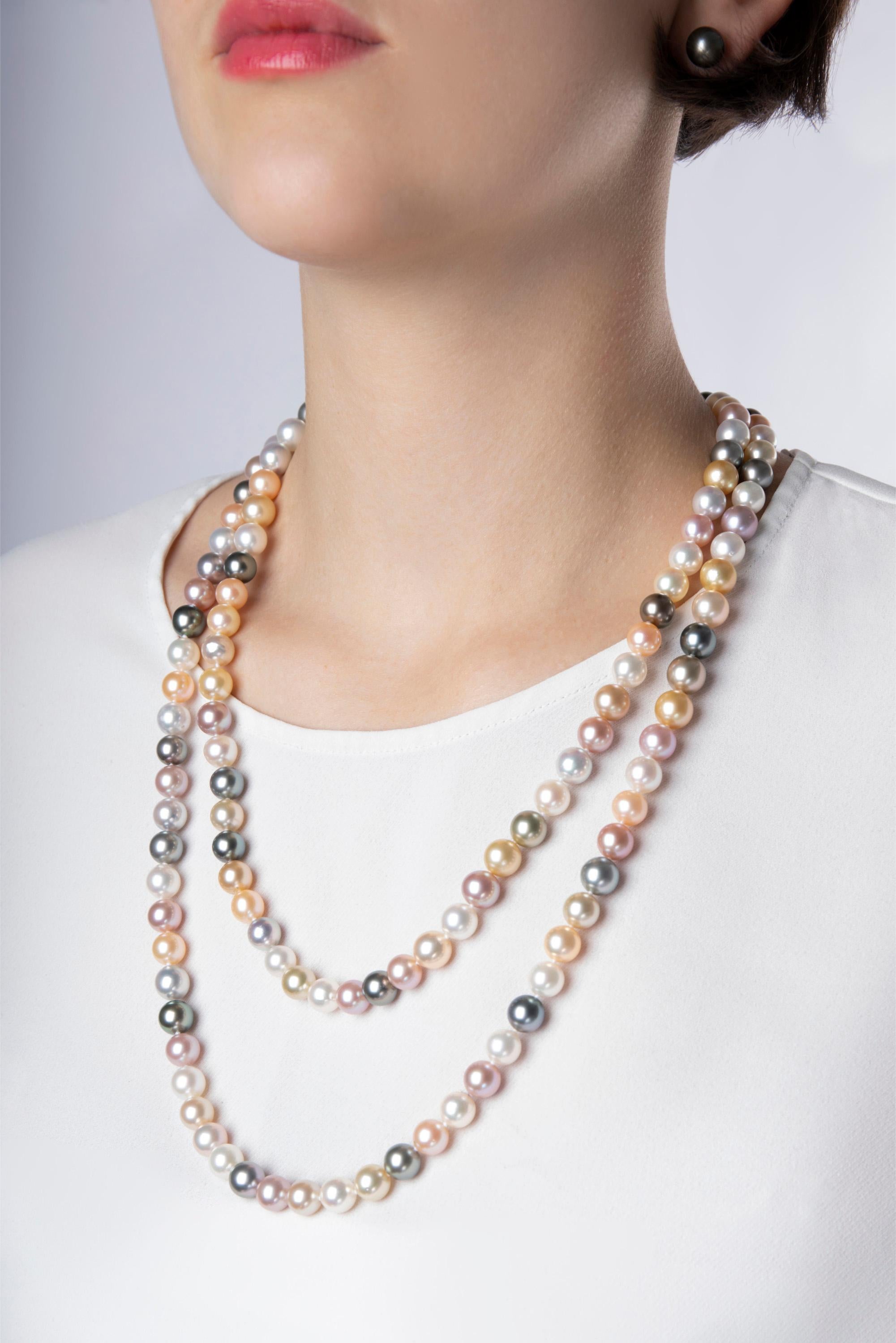 Ce collier ludique de Yoko London est composé de perles de Tahiti, de perles blanches et dorées des mers du Sud et de perles roses d'eau douce. Il s'agit d'un charmant collier long qui peut être enroulé deux fois autour du cou. Chaque perle a été