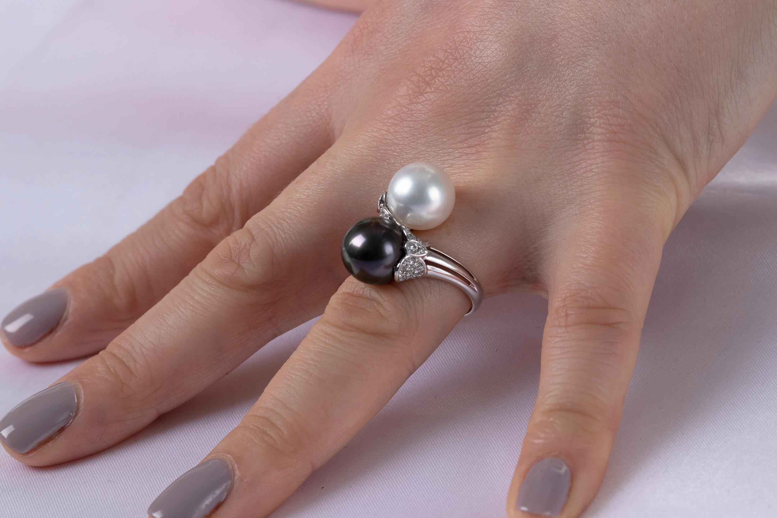 Inspired by the beauty of the night, each piece in the Yoko London Twilight collection showcases the mysterious elegance of dark-toned gems. Featuring an 11-12mm Tahitian and South Sea pearl designed to elegantly rest upon the finger, combine this