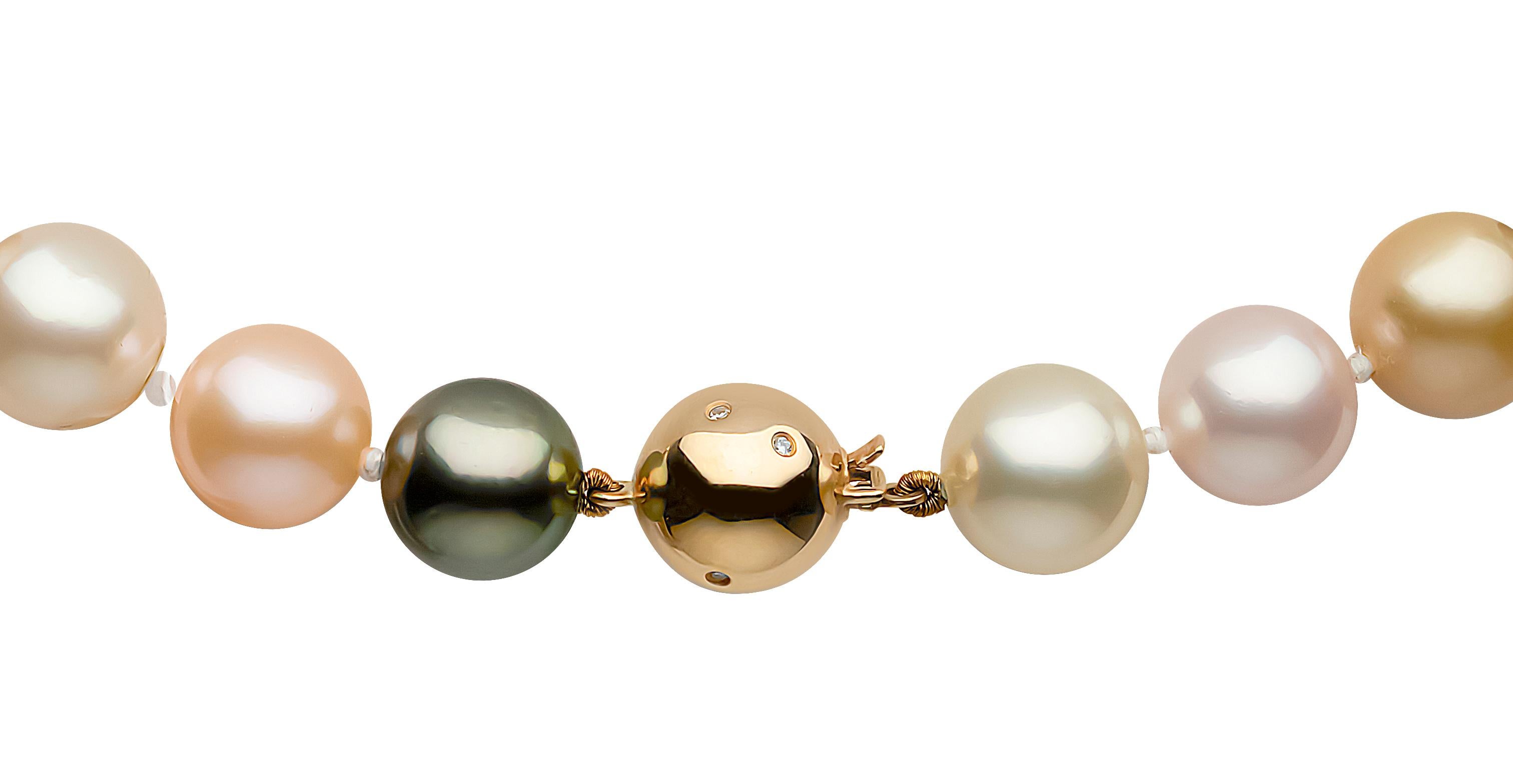 Taille ronde Yoko London Collier de perles de Tahiti, des mers du Sud et d'eau douce roses en or jaune 18 carats en vente