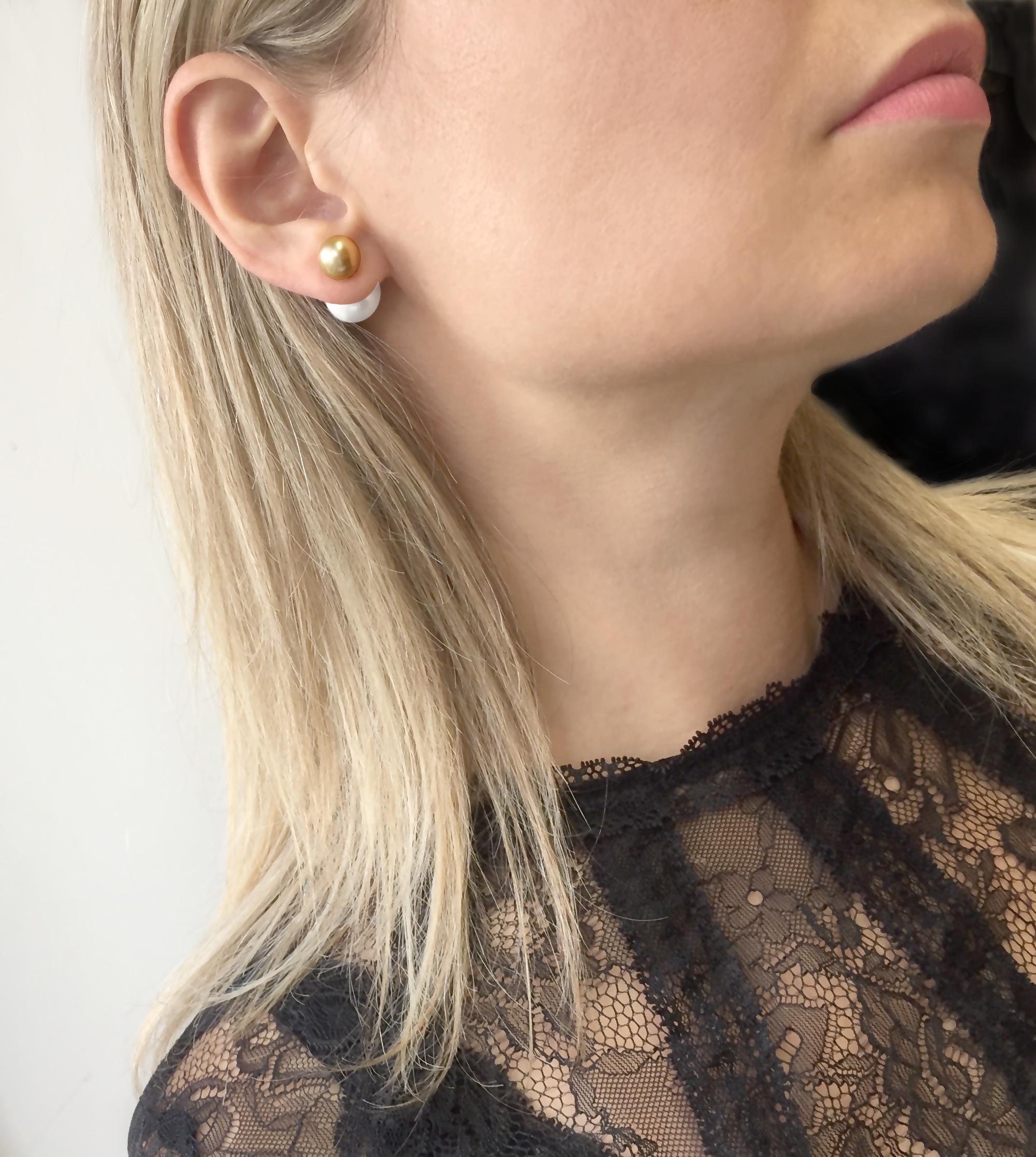 The pairing of Australian South Sea pearls alongside rare Golden South Sea pearls makes for a striking combination in these stylish earrings by Yoko London.
The simple elegance of these earrings makes them extremely versatile; perfect for the modern