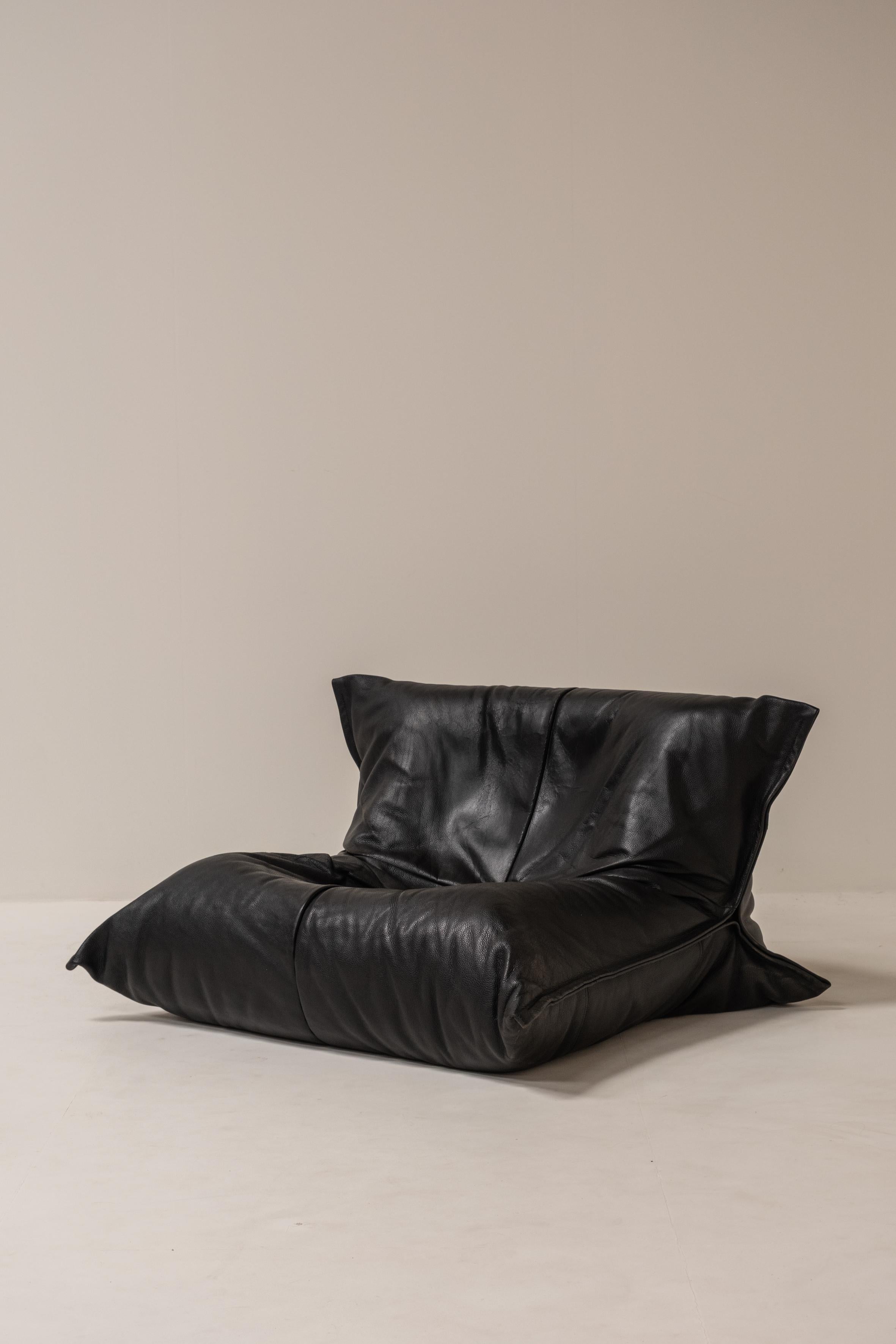 Monoplaza Yoko de Michel Ducaroy para Ligne Roset - Original Vintage Cuero Negro, años 70

Diseñada por Michel Ducaroy para Ligne Roset, la butaca Yoko es una pieza única y distintiva que refleja el enfoque del diseñador hacia la comodidad, la forma