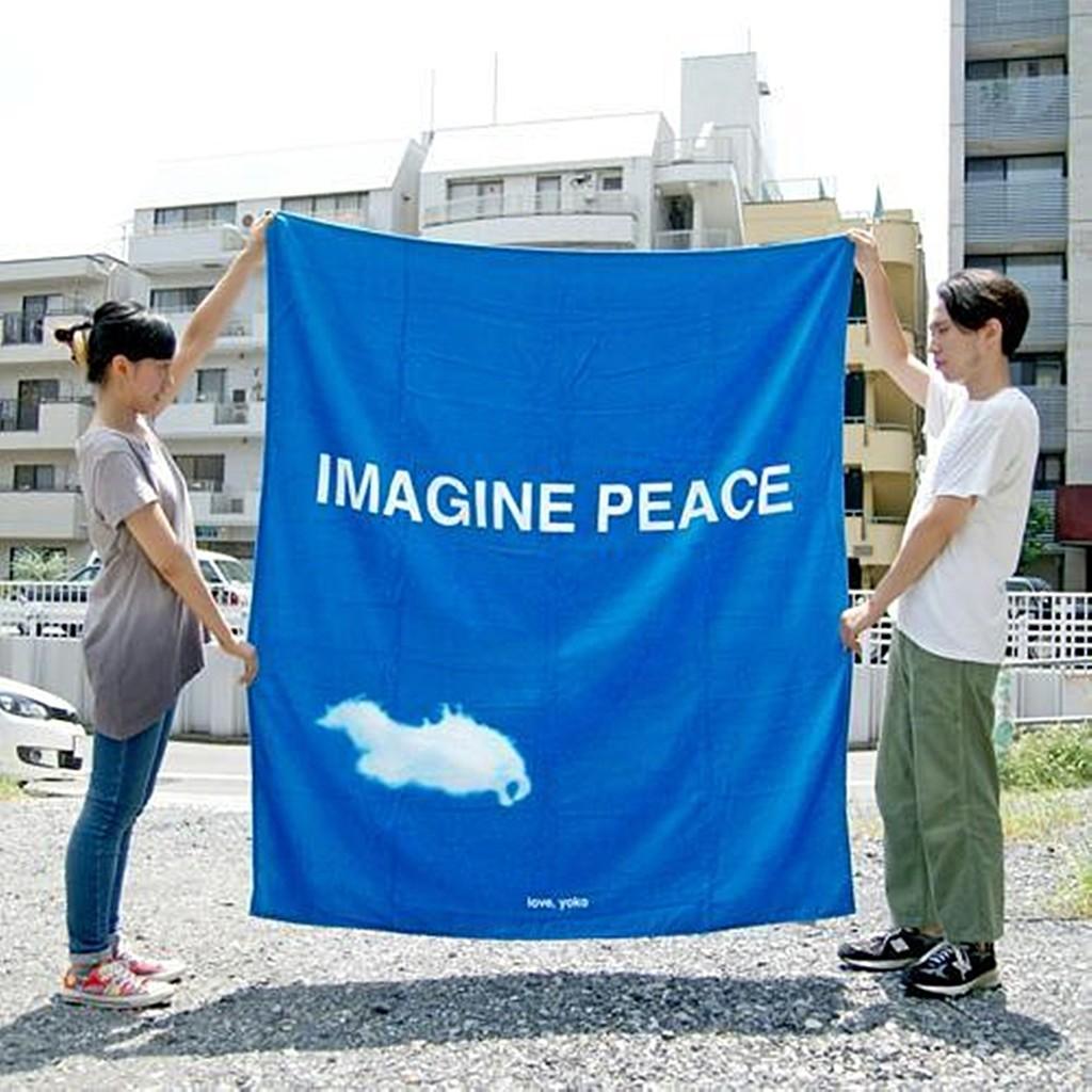 Yoko Ono
Imagina la Paz, ca. 2008
Serigrafía de gran tamaño sobre toalla de playa 100% algodón
70 × 60 pulgadas
Edición de 1000 ejemplares (sin numerar)
Lleva la firma impresa del artista en la etiqueta
Serigrafía sobre toalla de playa deseable de