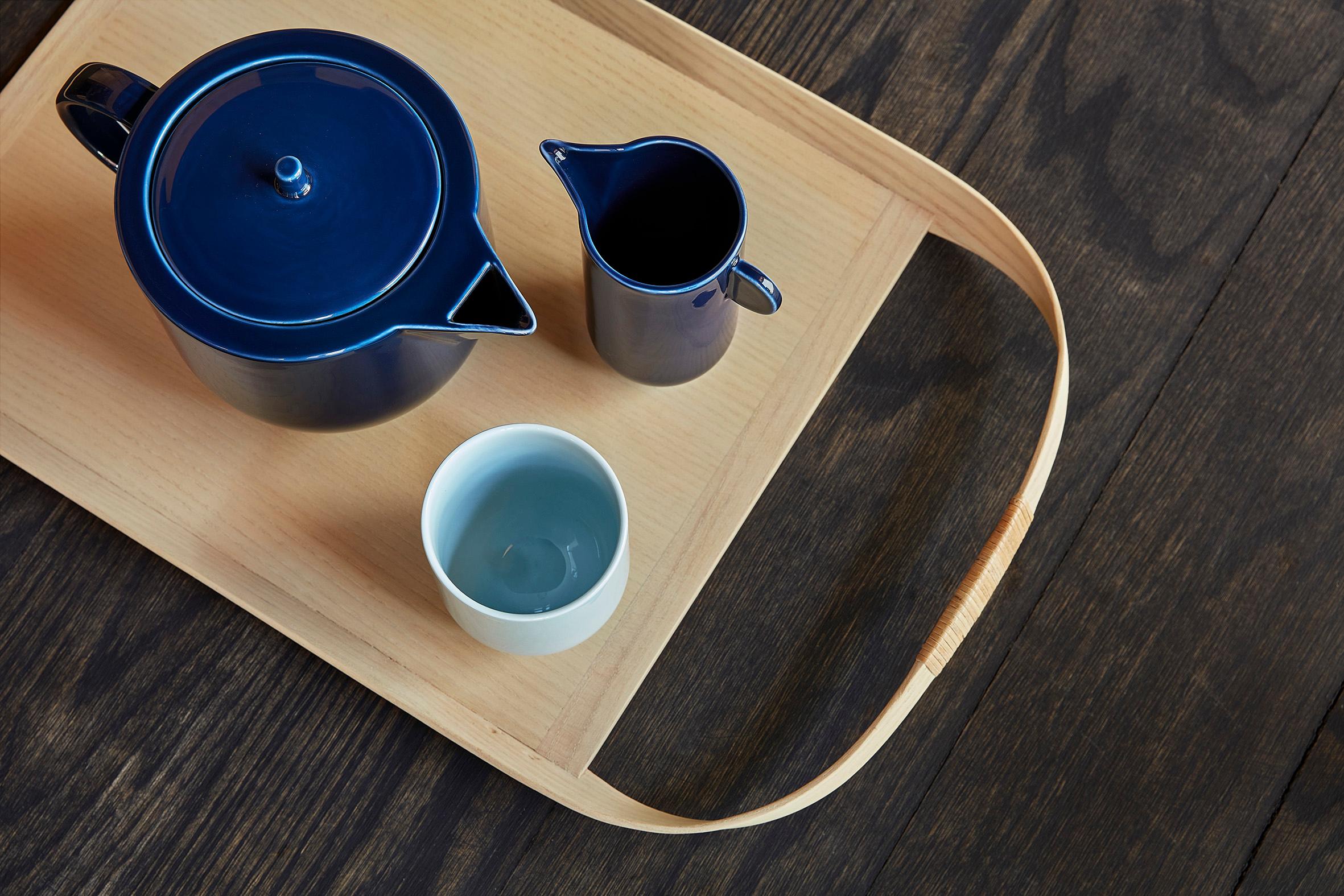 Die YOKO-Teekanne ist ein bedeutendes und unverwechselbares Stück Geschirr. Seine schlichte, skulpturale Form mit den festen, scharfen Kanten fordert das weiche MATERIAL des Porzellans heraus.

Die Teekanne ist in den Farben Rot und Dunkelmarineblau