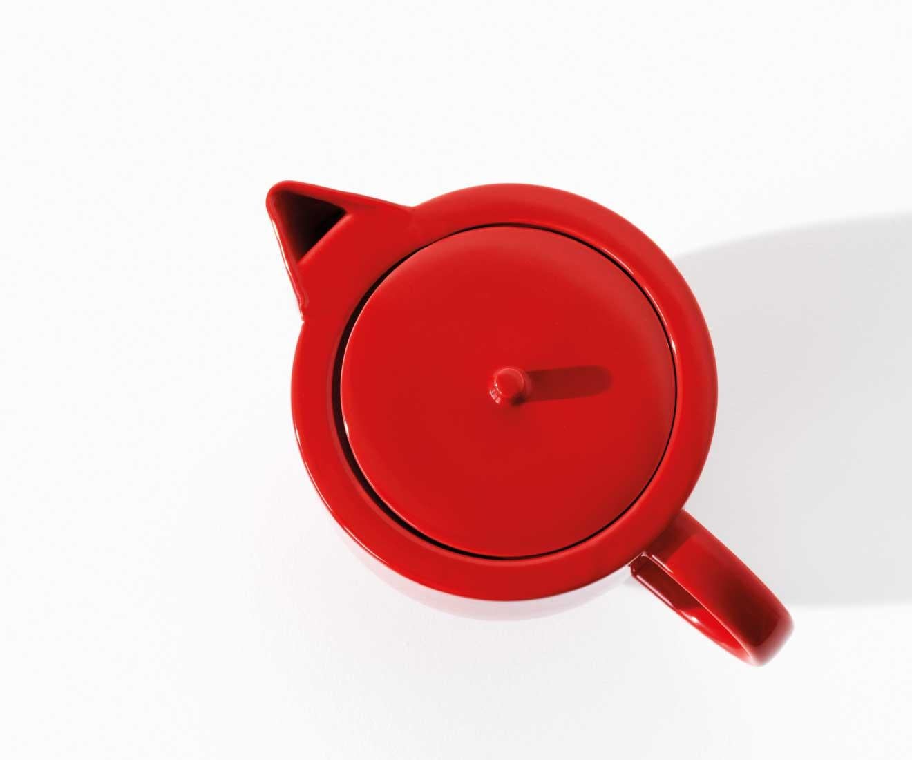 The YOKO teapot is a significant and distinctive piece of tableware. Its simple, sculptural shape with the firm, sharp edges challenges the soft material of porcelain.

The teapot is available in red and dark navy blue. It contains 1,38L

YOKO is a