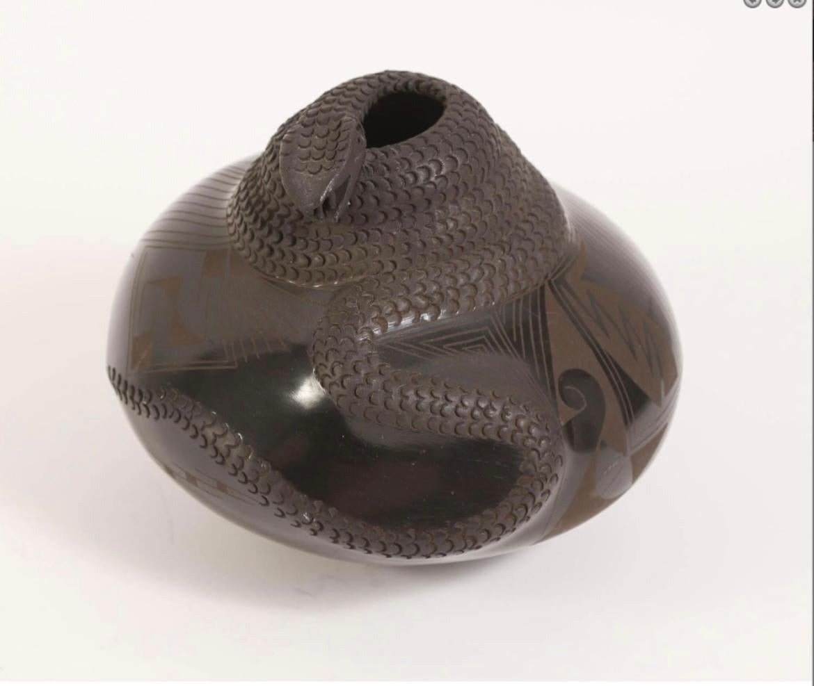 Serpent en céramique noire - Sculpture de Yolanda Quezada