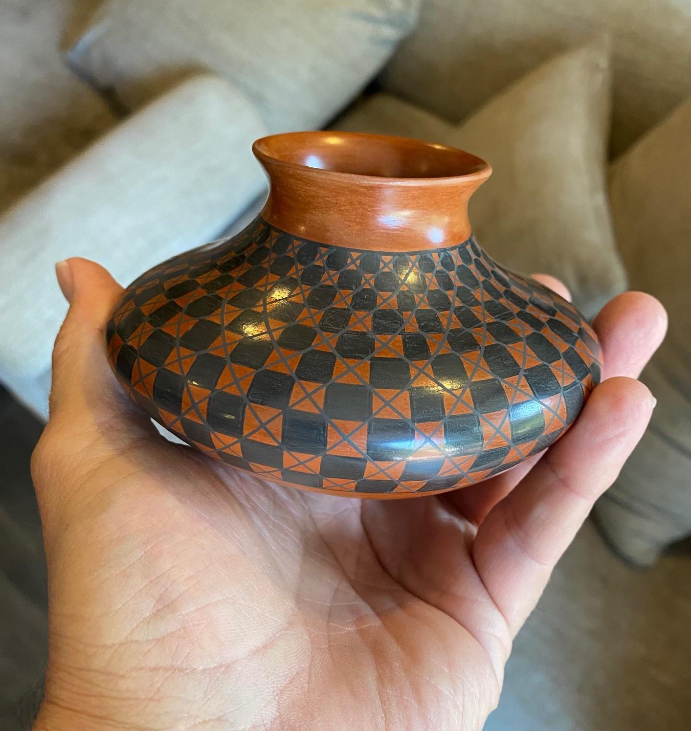Yoly Ledezma Signed Native American Pueblo Mata Ortiz Casas Grandes Pottery Vase For Sale 4
