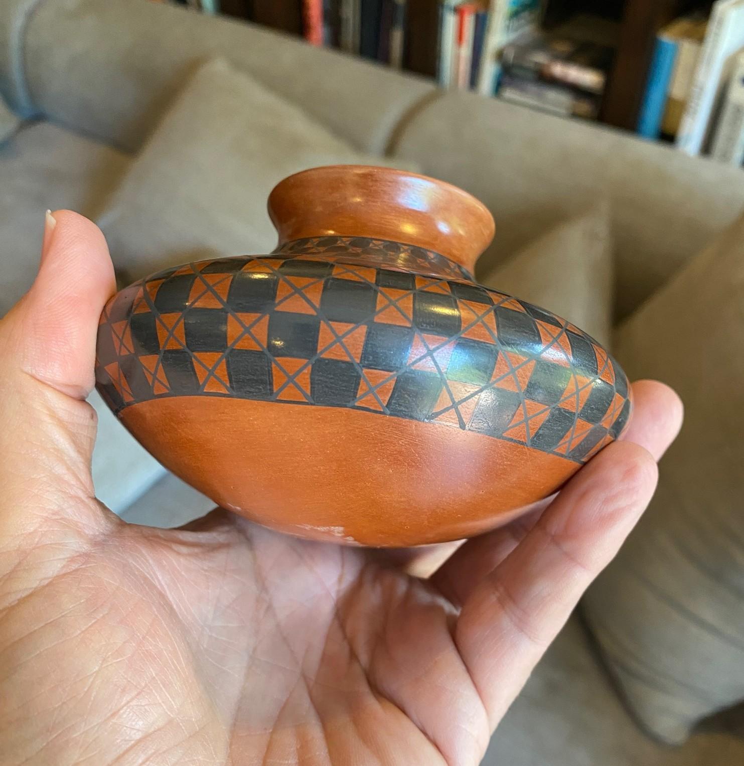 Yoly Ledezma Signed Native American Pueblo Mata Ortiz Casas Grandes Pottery Vase For Sale 6