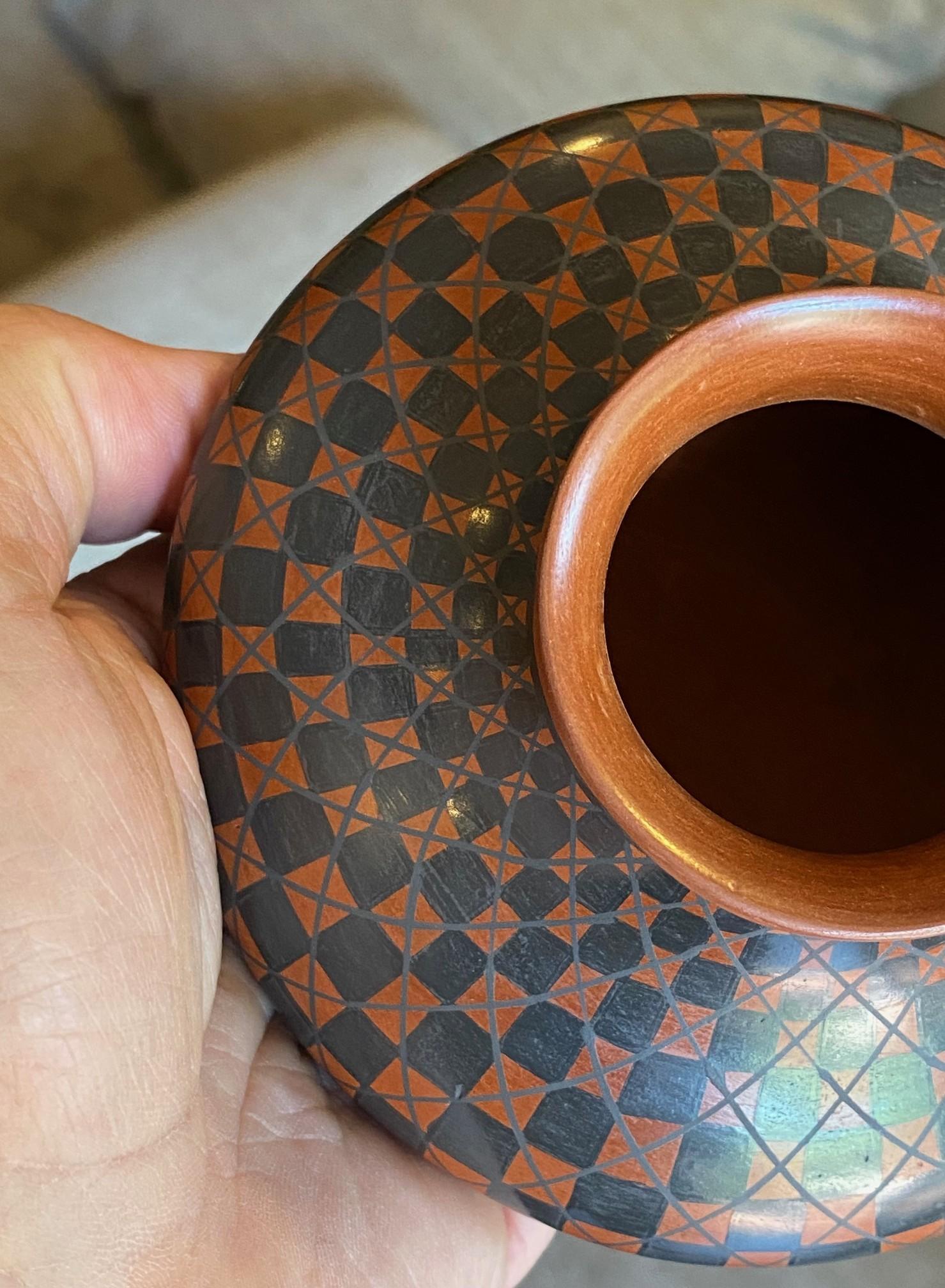 Yoly Ledezma Signed Native American Pueblo Mata Ortiz Casas Grandes Pottery Vase For Sale 10