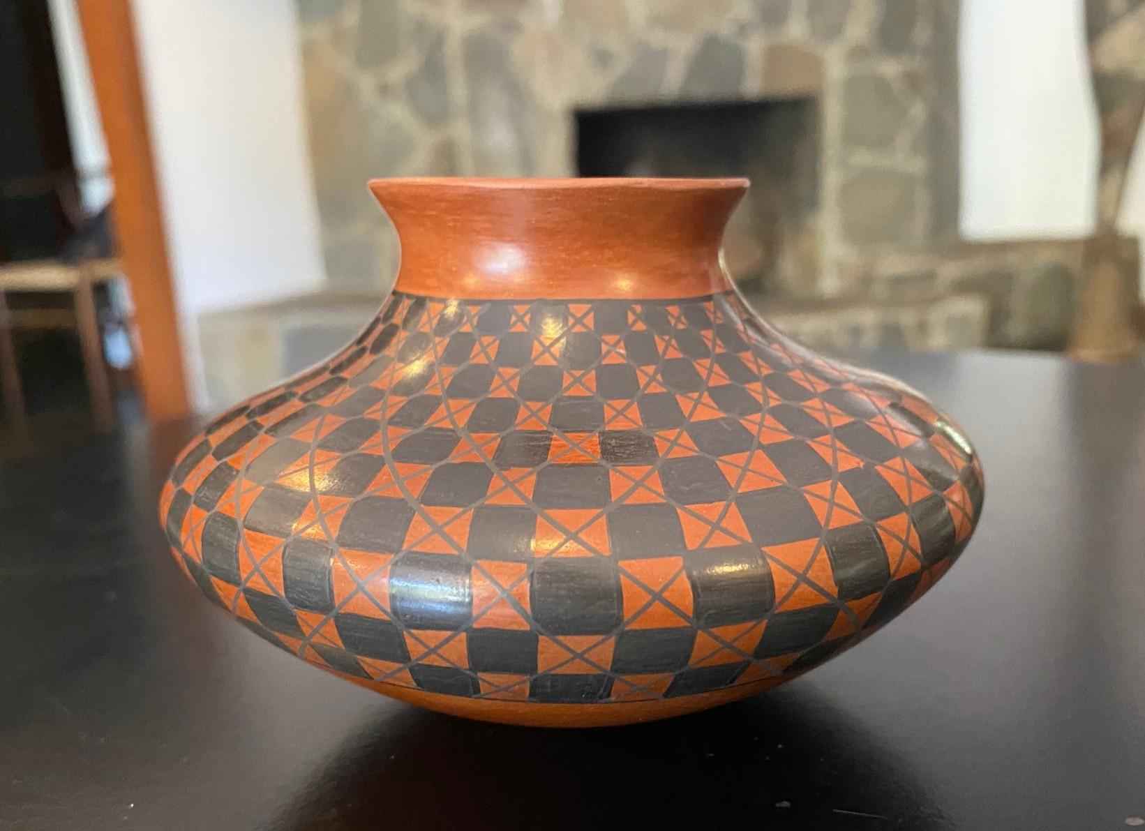 Yoly Ledezma Signed Native American Pueblo Mata Ortiz Casas Grandes Pottery Vase In Good Condition For Sale In Studio City, CA