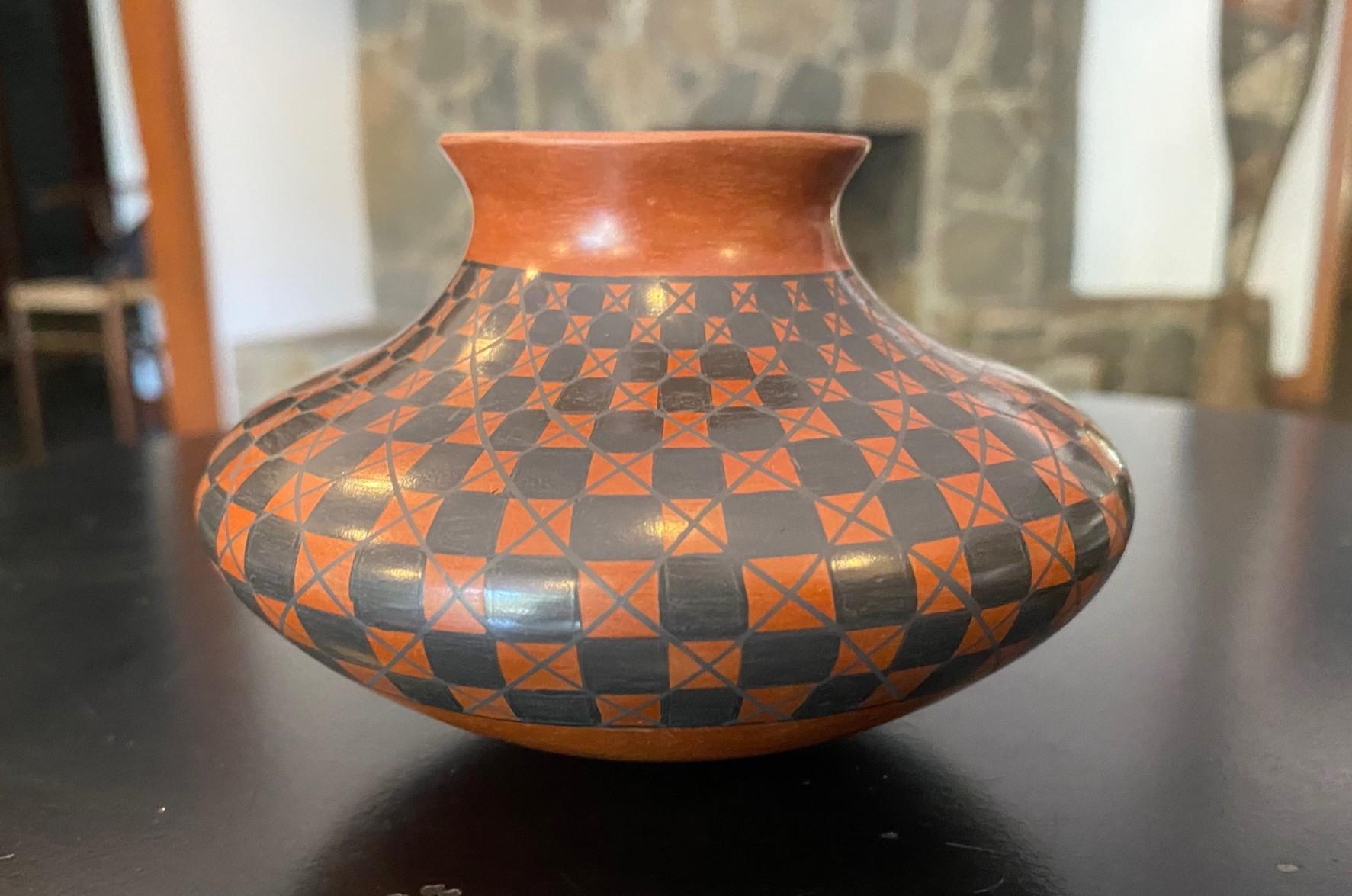 Yoly Ledezma Signed Native American Pueblo Mata Ortiz Casas Grandes Pottery Vase For Sale 2