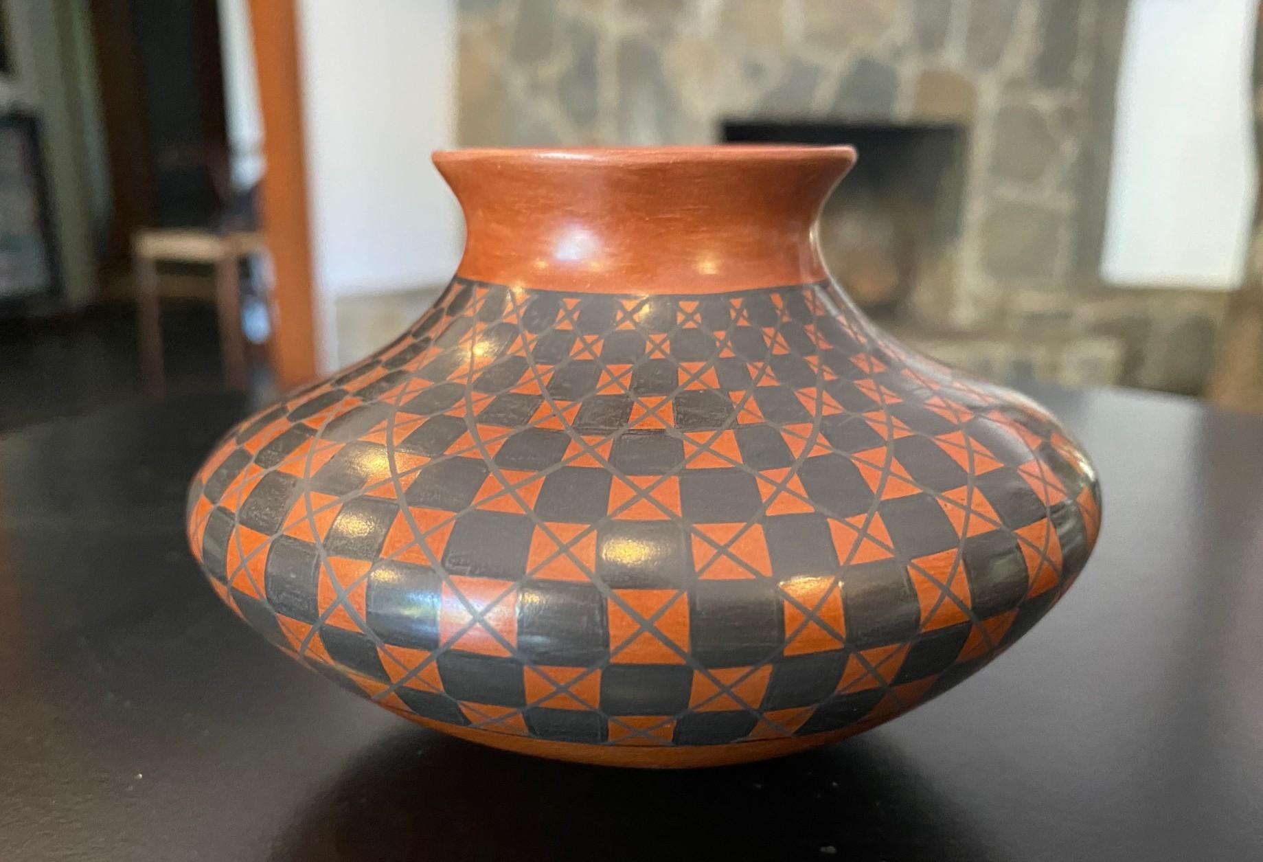 Yoly Ledezma Signed Native American Pueblo Mata Ortiz Casas Grandes Pottery Vase For Sale 3
