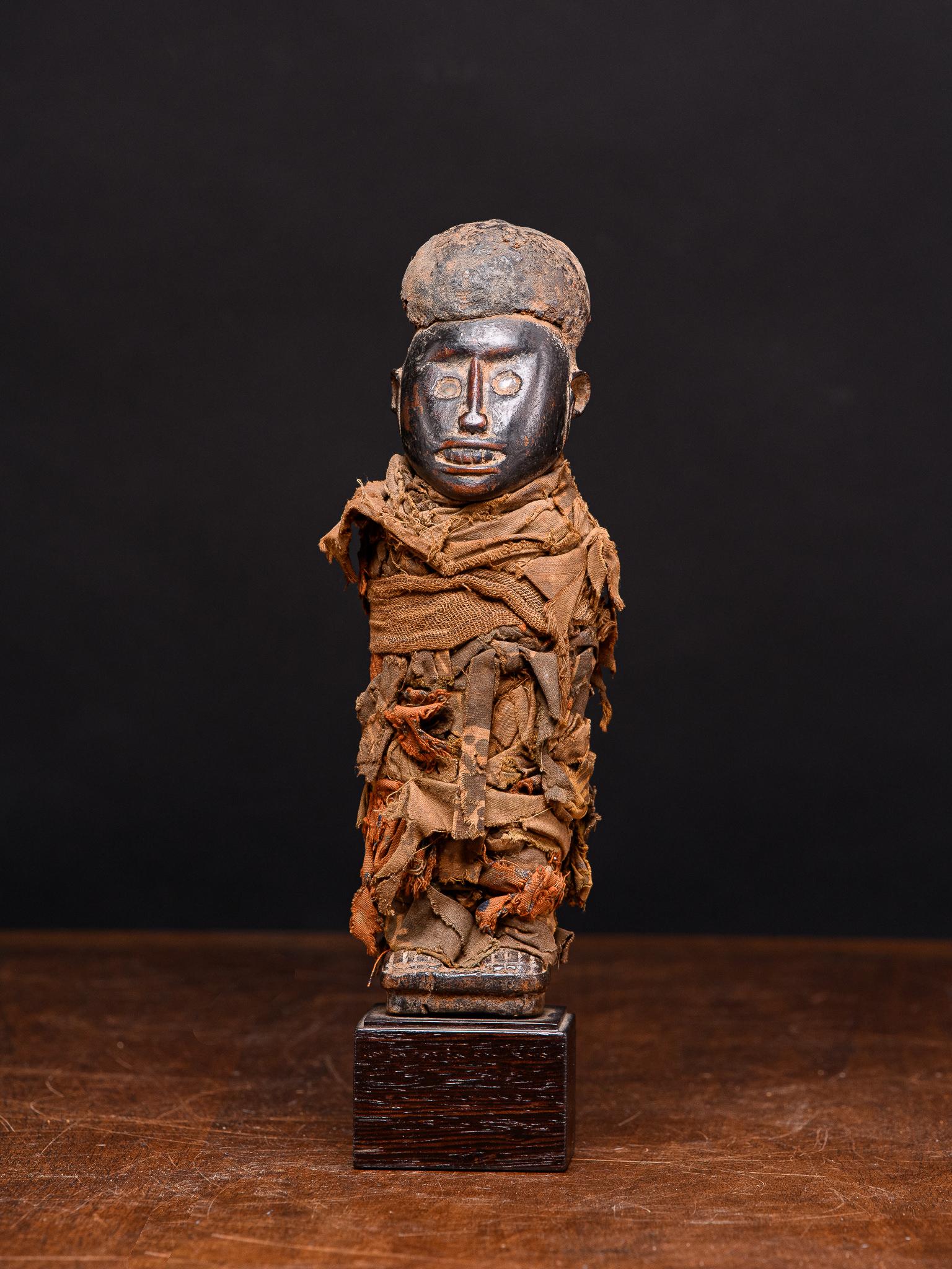 Yombe Power Figure Completely Covered with Original Fabrics, Yombe People, DRC. in vendita 3