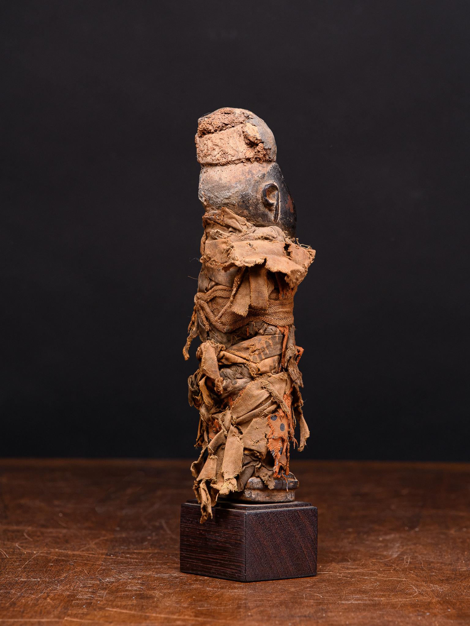 Intagliato a mano Yombe Power Figure Completely Covered with Original Fabrics, Yombe People, DRC. in vendita