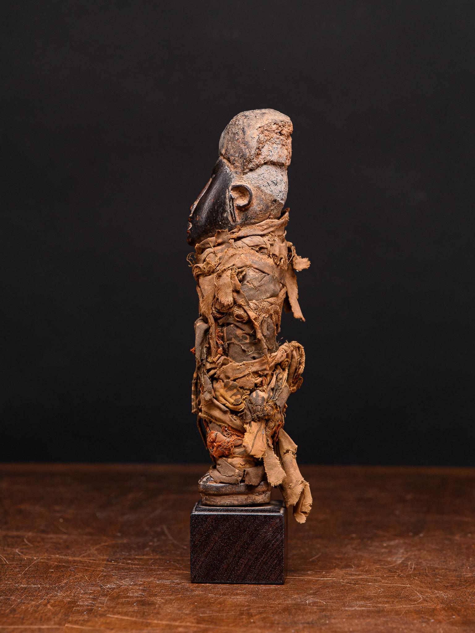 Yombe Power Figure Completely Covered with Original Fabrics, Yombe People, DRC. in vendita 2