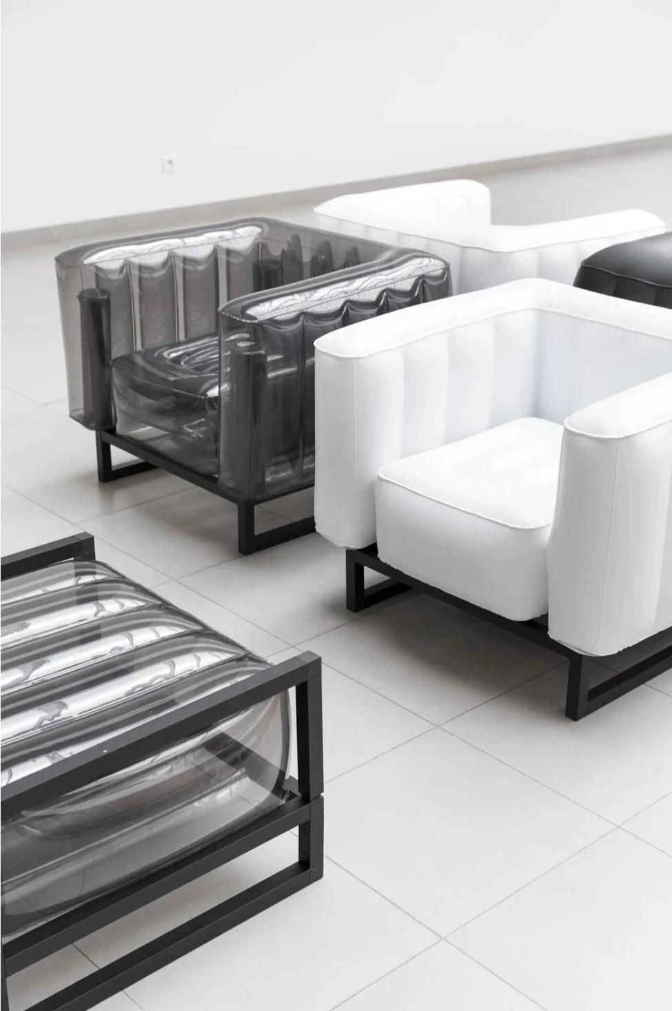 Von Mojow

Ein moderner Sessel mit zeitlosem französischem Design, der aus besonders widerstandsfähigen und umweltfreundlichen Materialien hergestellt wird. Der schlichte Stil bringt einen einzigartigen und modernen Look in Ihr Zuhause.