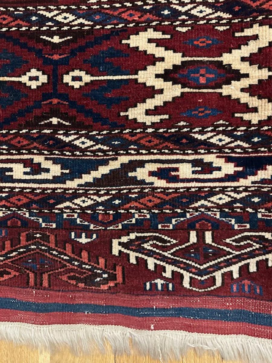 Omud-Teppich, turkmenische Stämme aus Westturkmenistan

Alter: ca. 1890

Abmessungen: 9′.2 
