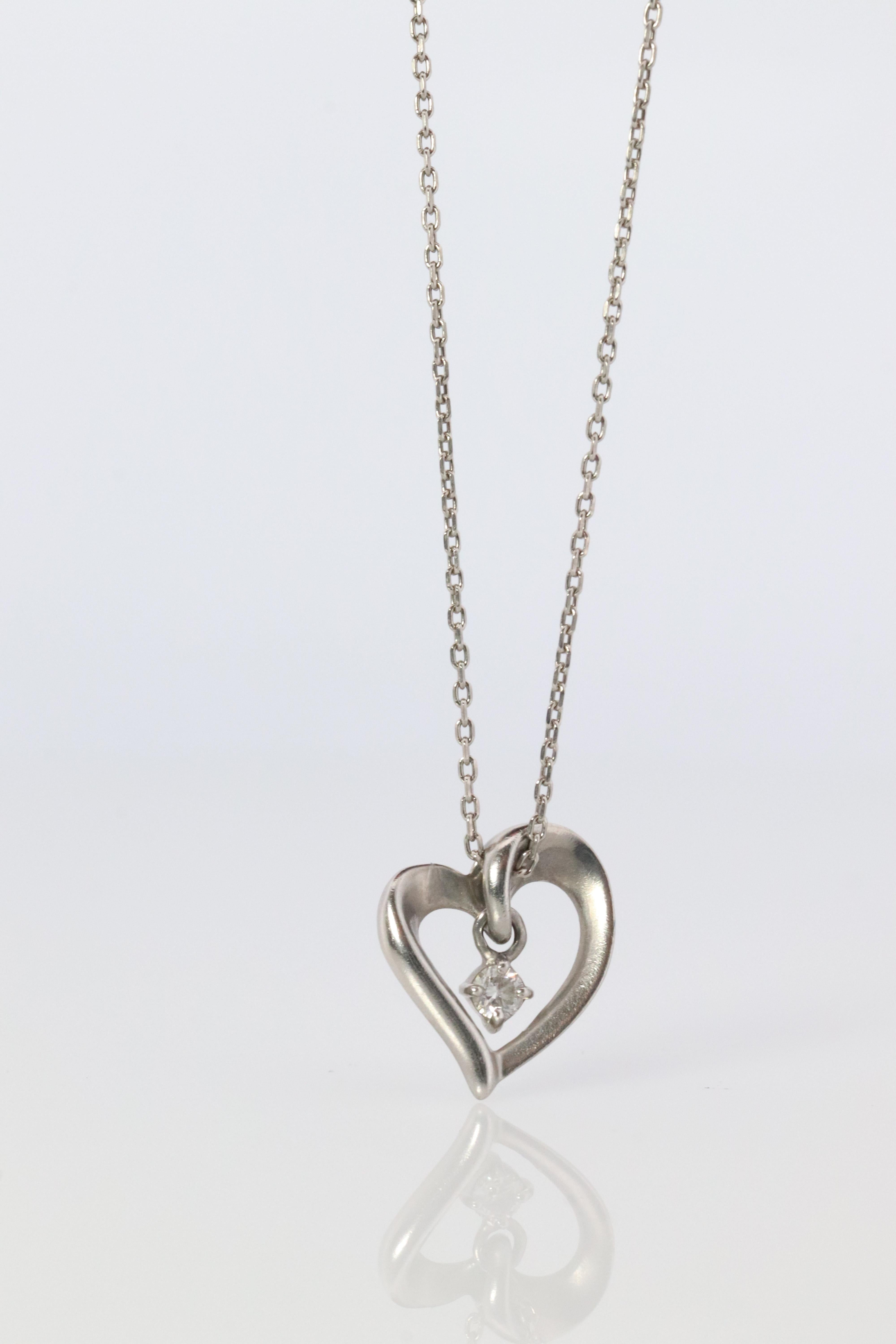 Genuine 4℃ Yondo Sea Platinum Necklace

PT850 Chain and Heart with a diamond.

Minor signs of wear. 

Details
12mm by 10mm Heart Pendant
2.5mm diamond
17in chain necklace Pt850
2.5grams total