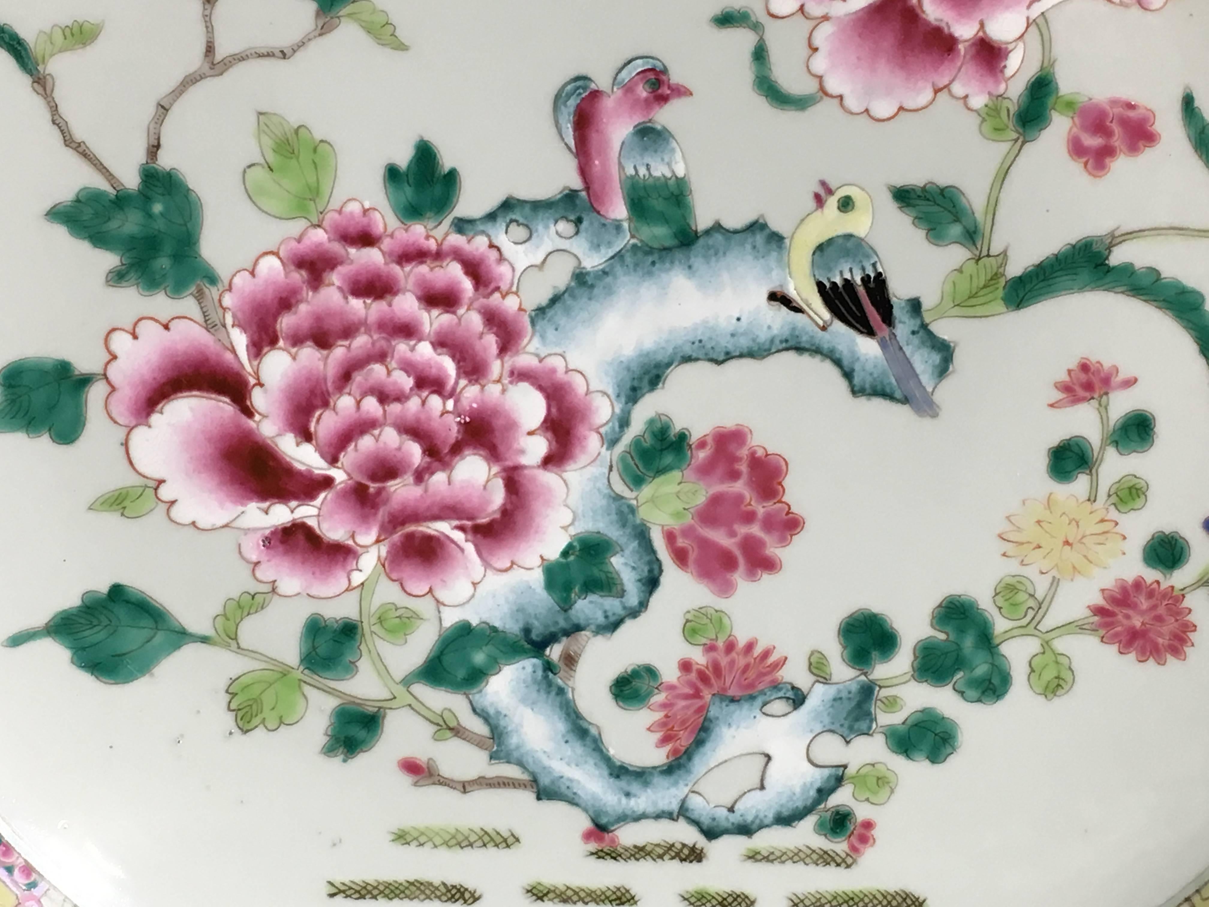 Exportation chinoise Grand chargeur Famille Rose de style d'exportation chinois de Yongzheng, 20ème siècle en vente