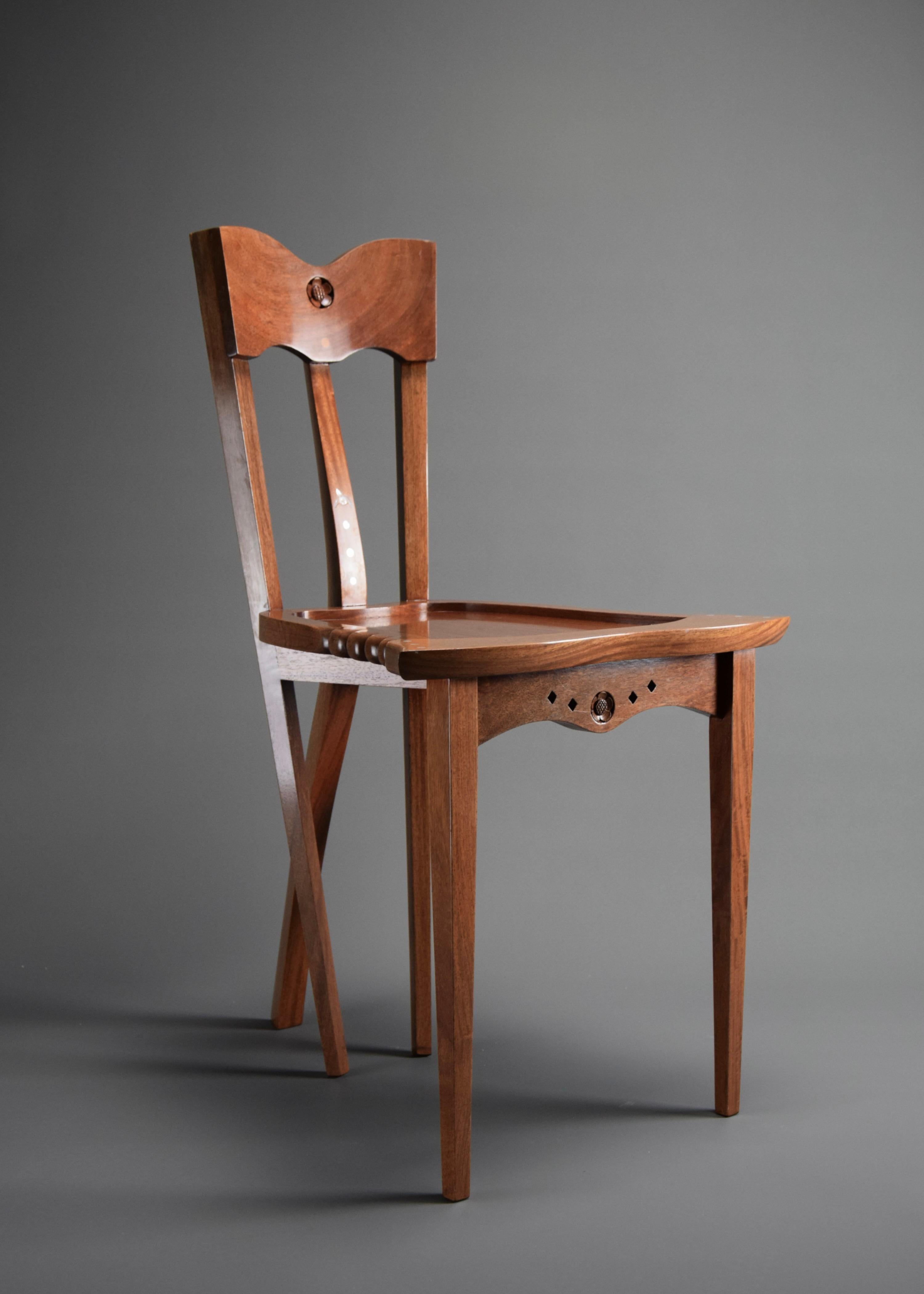 Entrez dans le monde du design extraordinaire avec cette chaise Yoochai fabriquée à la main en 1990, chef-d'œuvre du designer tchèque visionnaire Bořek Šípek pour Scarabas. Cette chaise n'est pas seulement un meuble, c'est une déclaration de