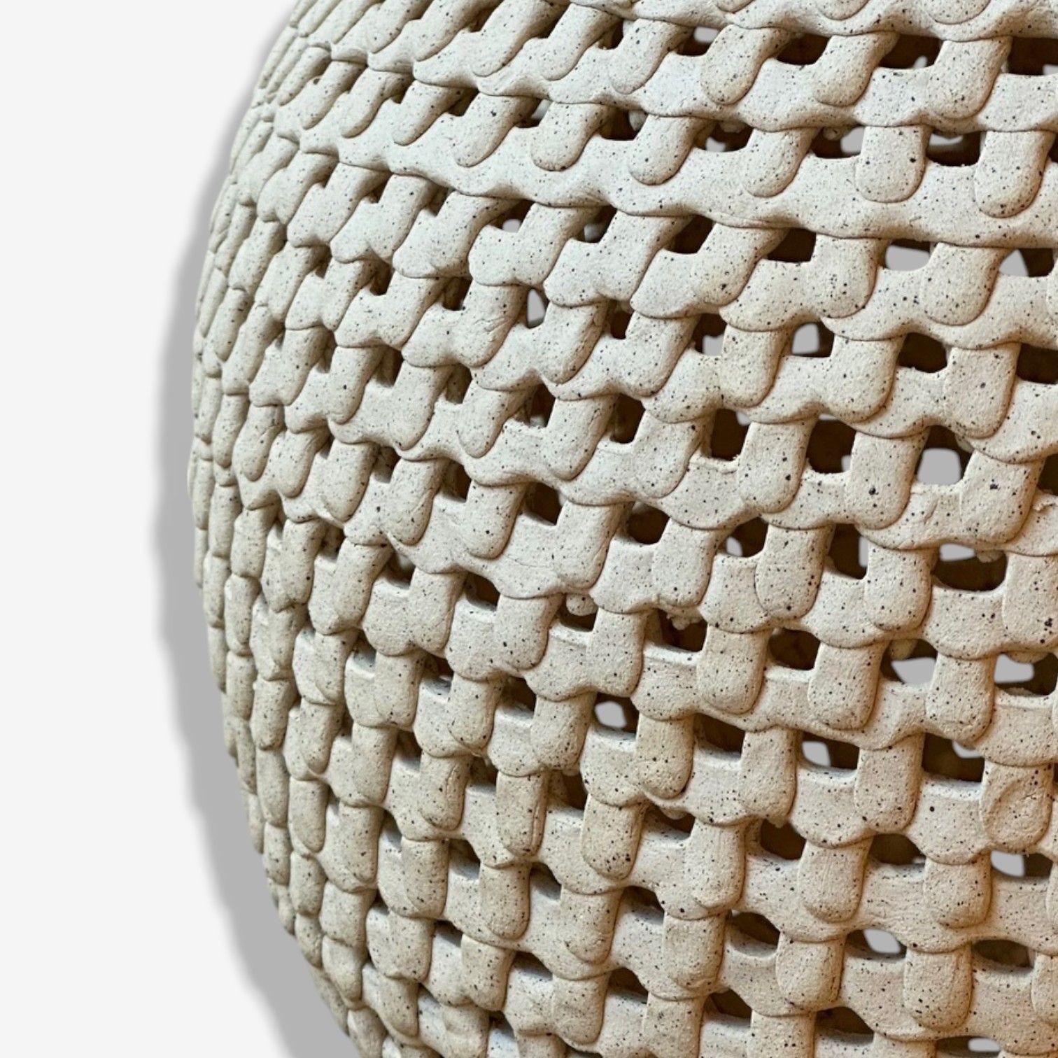 Yoonjee Kwak, Vaso di ceramica moderno e contemporaneo, Moon Jar, Corea del Sud, 21° C. In condizioni buone in vendita a Manhasset, NY