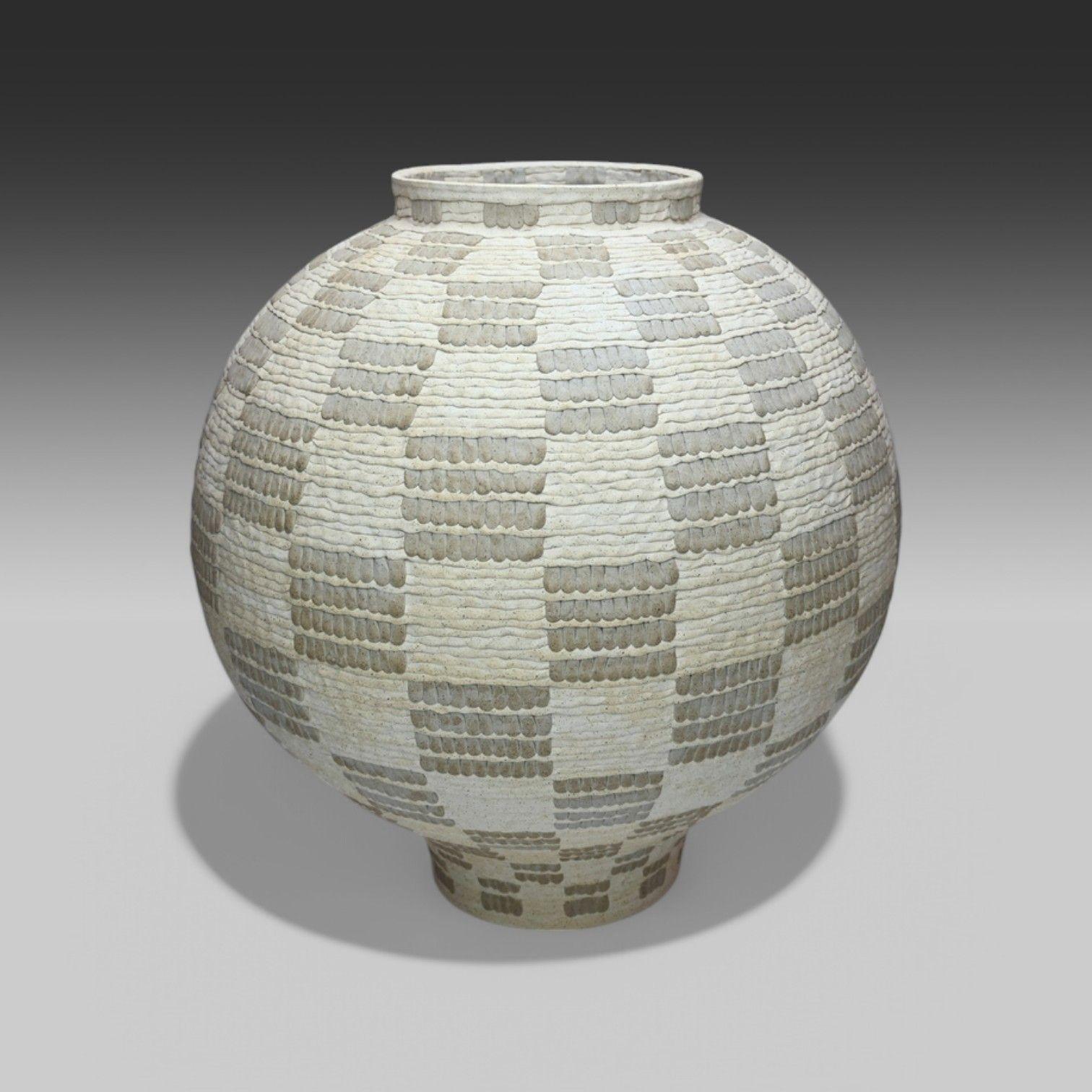Yoonjee Kwak, Contemporaneo, 'Patterned Memories' Moon Jar in ceramica, vaso o recipiente, 21° C.

Vaso contemporaneo in gres costruito a mano dal pluripremiato artista sudcoreano Yoonje Kwak. Quest'opera in particolare è stata premiata alla