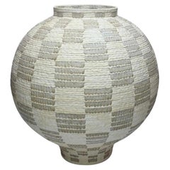 Yoonjee Kwak, Vaso di luna monumentale in ceramica, Corea del Sud, 21° C.