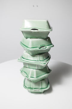 "Cairn #2 (5 Stack)" Scultura in porcellana con contenitori da asporto impilati
