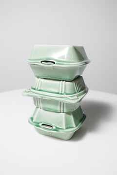 "Cairn #3 (3 Stack)", scultura di contenitori da asporto impilati con smalto Celadon