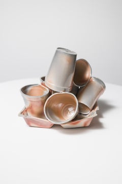 "Remains (Stack of Cups)", scultura in legno cotto di tazze da asporto in equilibrio tra di loro