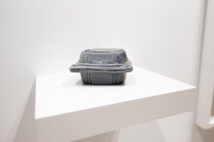"Remains (Take Out Container)", scultura in porcellana cotta a legna di un contenitore per alimenti