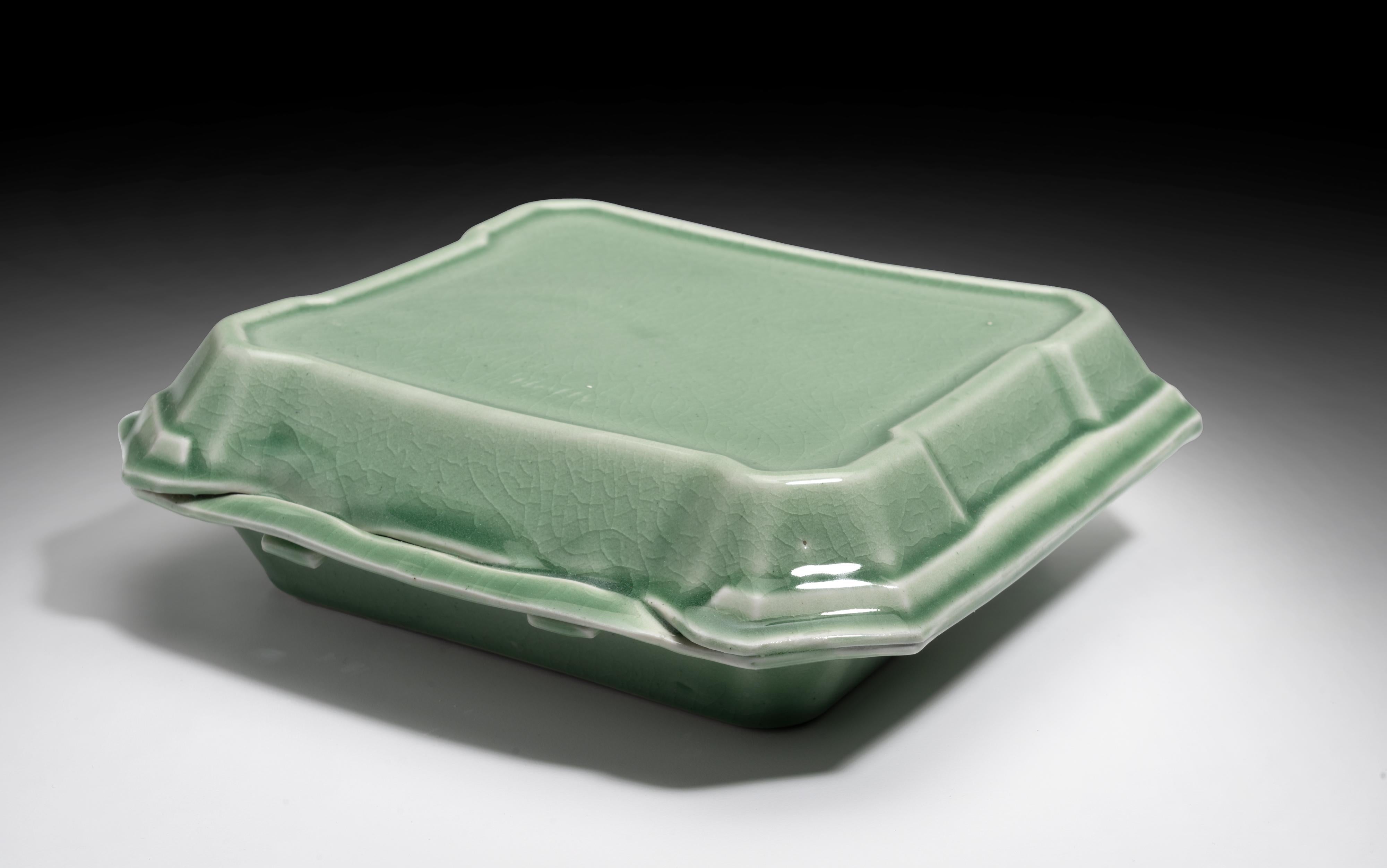 „Take Out“, Behälter-Skulptur aus Porzellan gegossen mit Celadon-Glasur