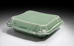 "Take Out", scultura di contenitore da asporto in porcellana con smalto Celadon