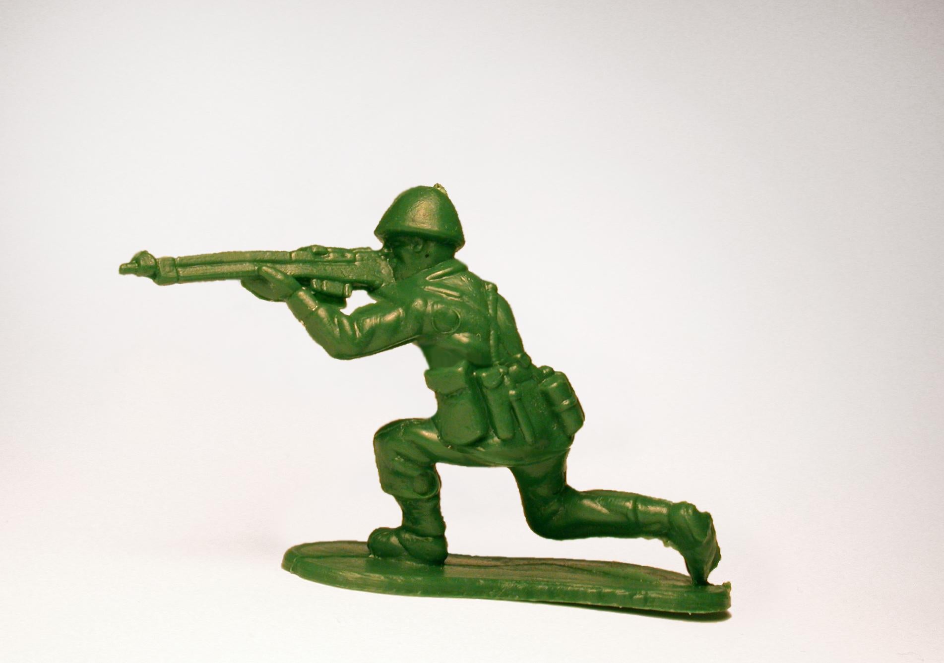 Soldado de juguete nº 5 (Posición de rodillas) de Yoram Wolberger, 2020 en venta 1