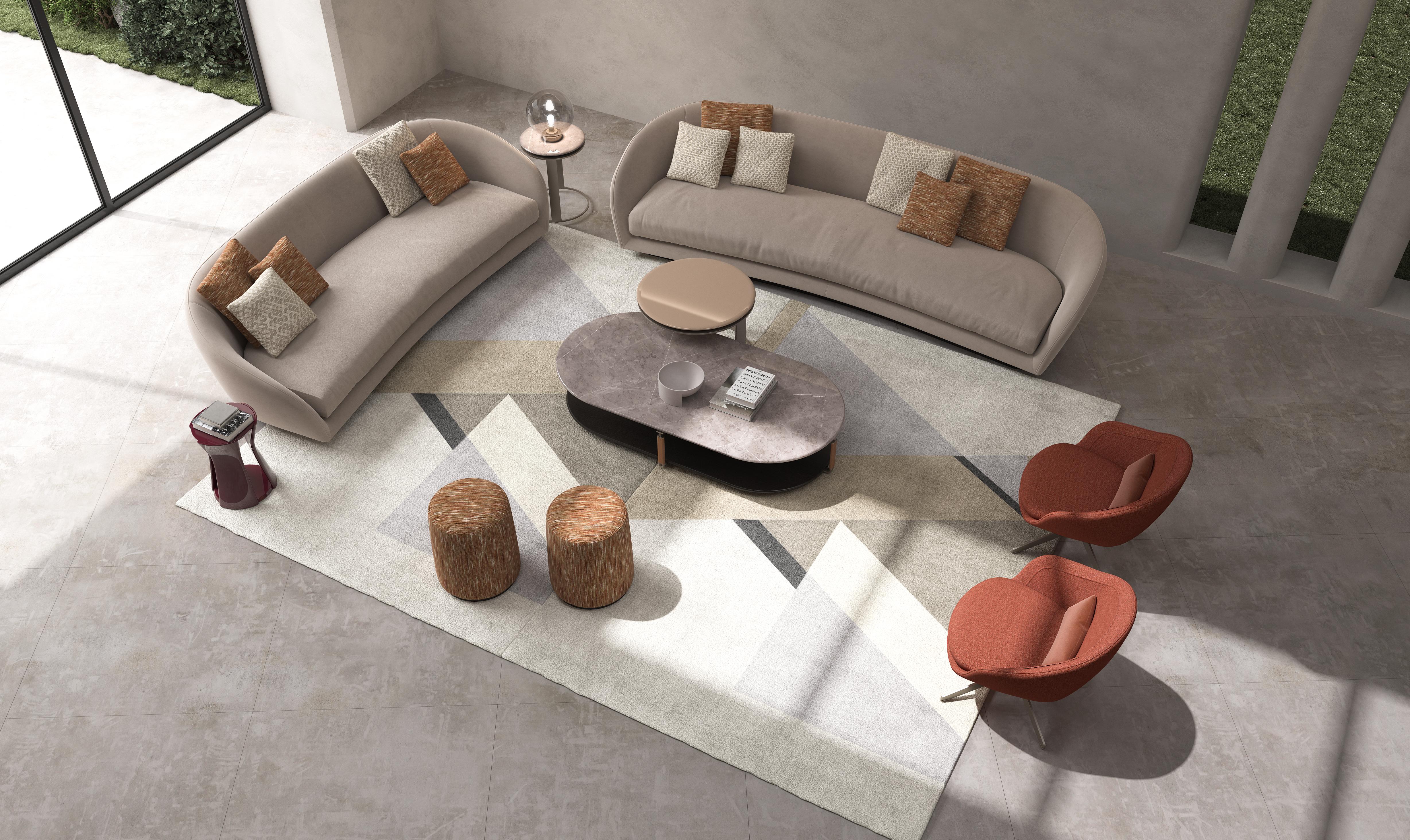 Cette élégante table basse présente un design à double plateau, avec une luxueuse surface supérieure en marbre et une étagère inférieure laquée. Sa structure métallique élégante garantit la stabilité et l'attrait moderne, tandis que les détails